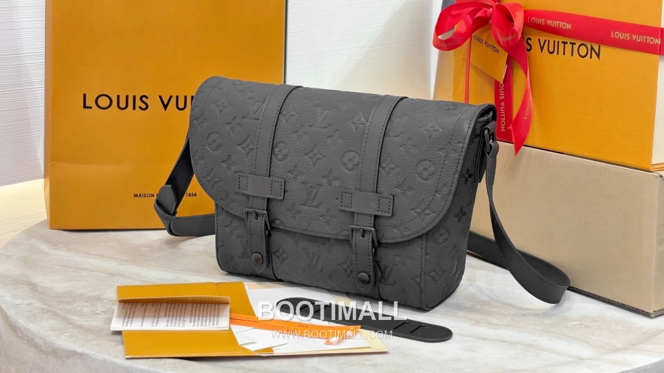Louis Vuitton Christopher Monogram Taurillon Grained Cowhide Black Messenger Bag 루이비통 크리스토퍼 모노그램 토리용 그레인드 소가죽 블랙 메신저백 29cm 1