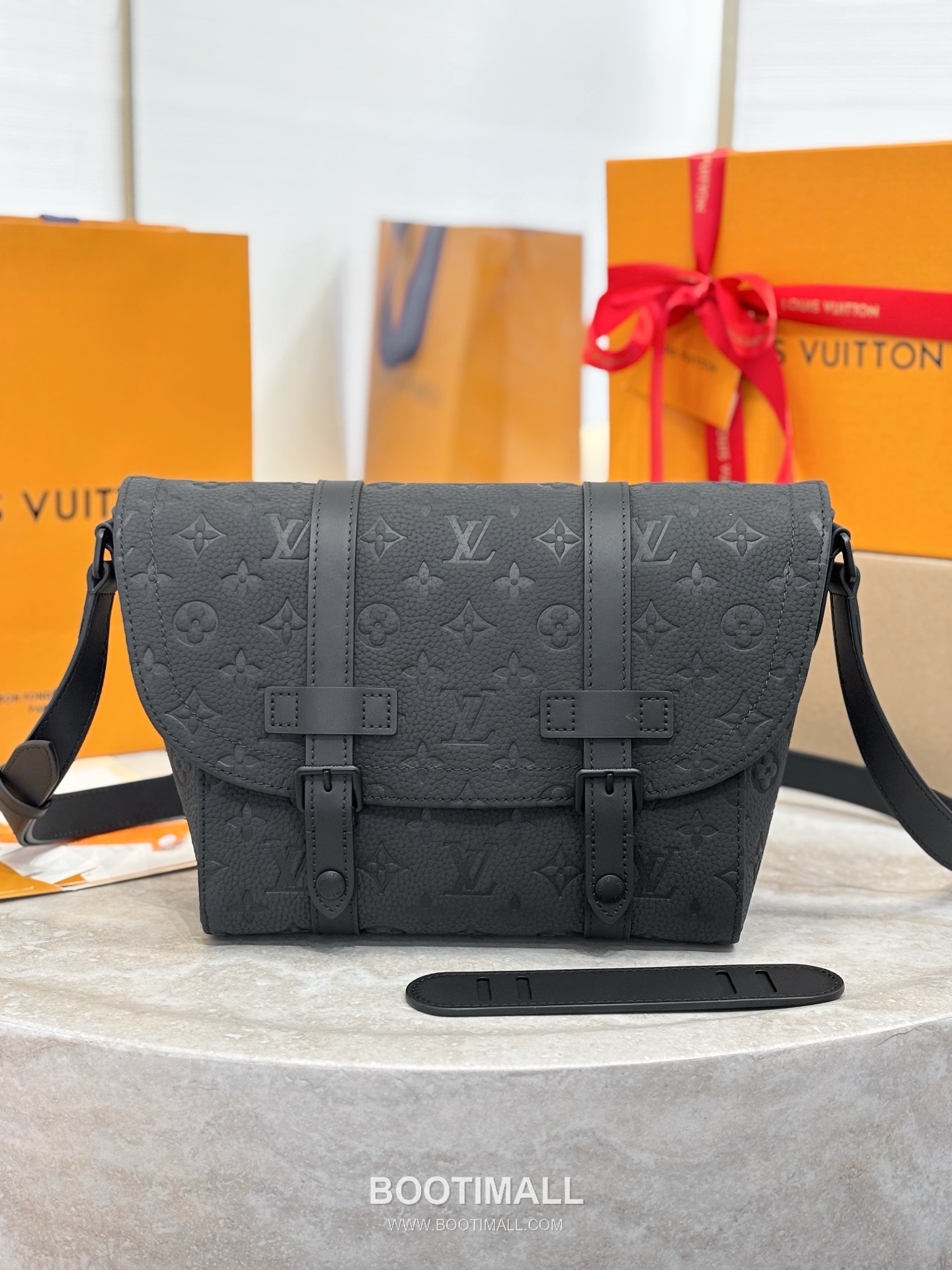 Louis Vuitton Christopher Monogram Taurillon Grained Cowhide Black Messenger Bag 루이비통 크리스토퍼 모노그램 토리용 그레인드 소가죽 블랙 메신저백 29cm 2