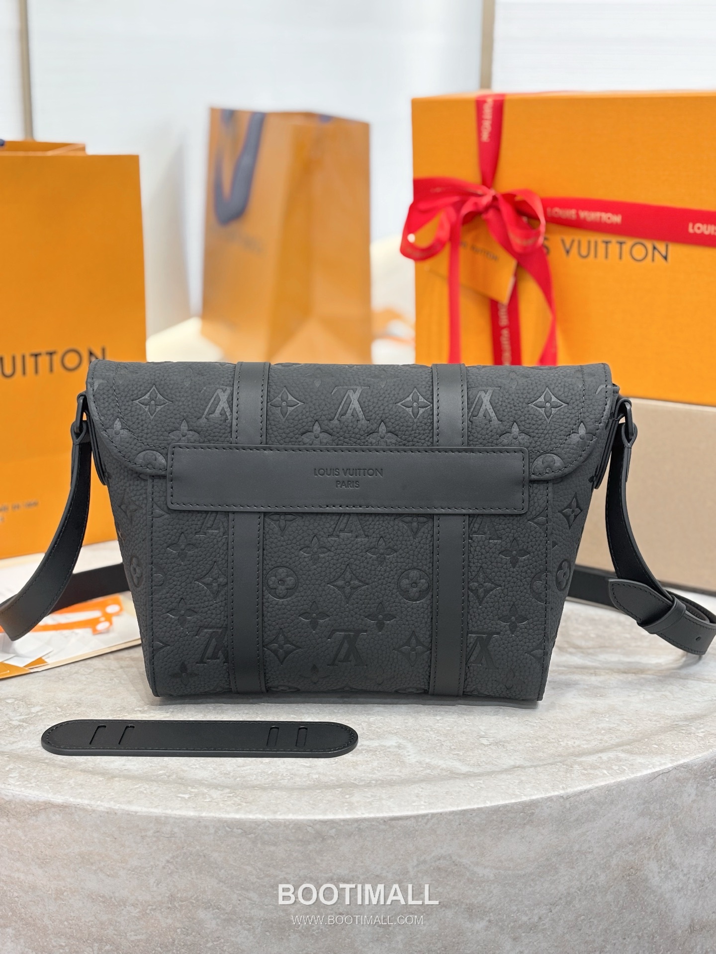Louis Vuitton Christopher Monogram Taurillon Grained Cowhide Black Messenger Bag 루이비통 크리스토퍼 모노그램 토리용 그레인드 소가죽 블랙 메신저백 29cm 3