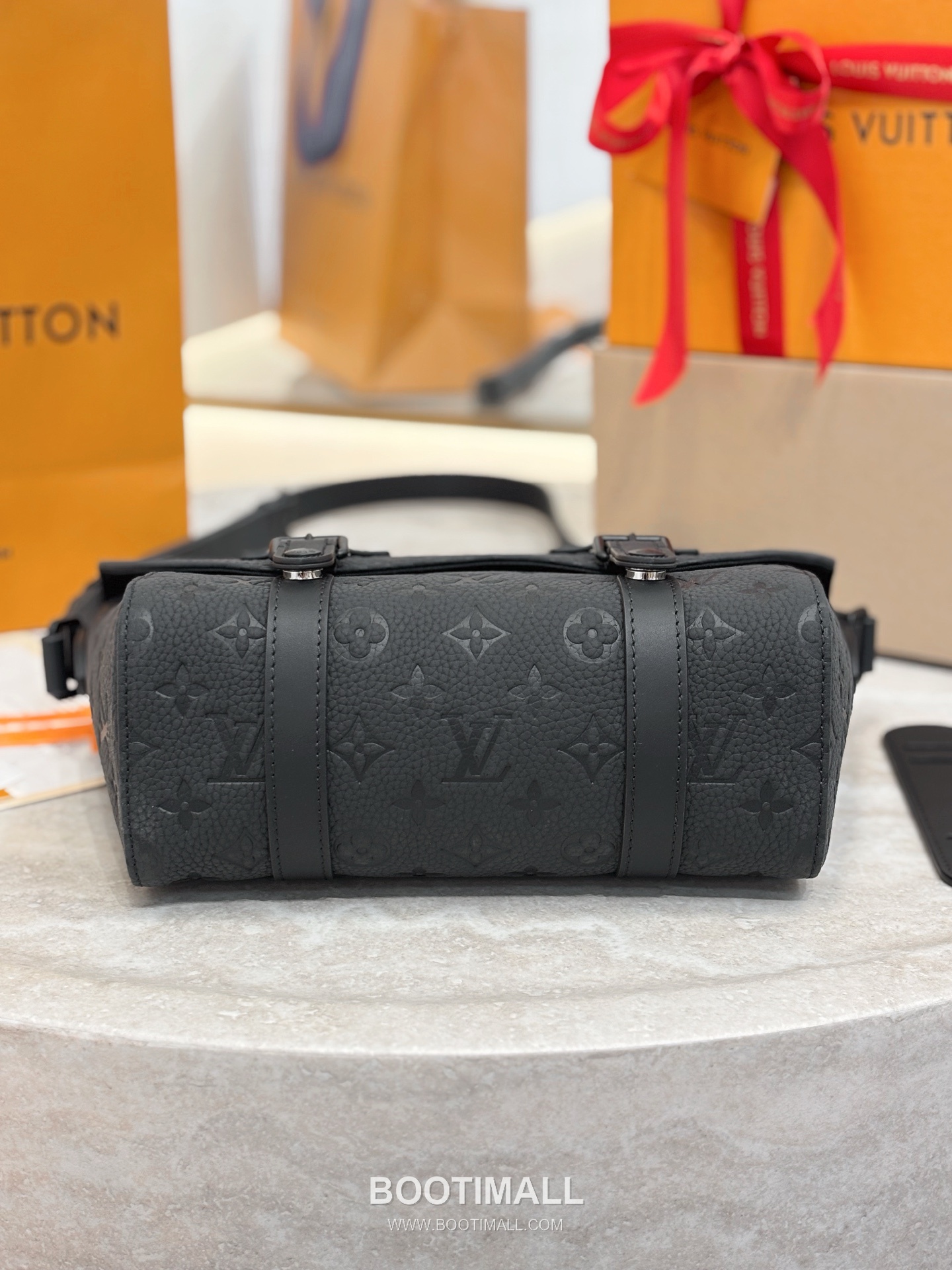 Louis Vuitton Christopher Monogram Taurillon Grained Cowhide Black Messenger Bag 루이비통 크리스토퍼 모노그램 토리용 그레인드 소가죽 블랙 메신저백 29cm 4