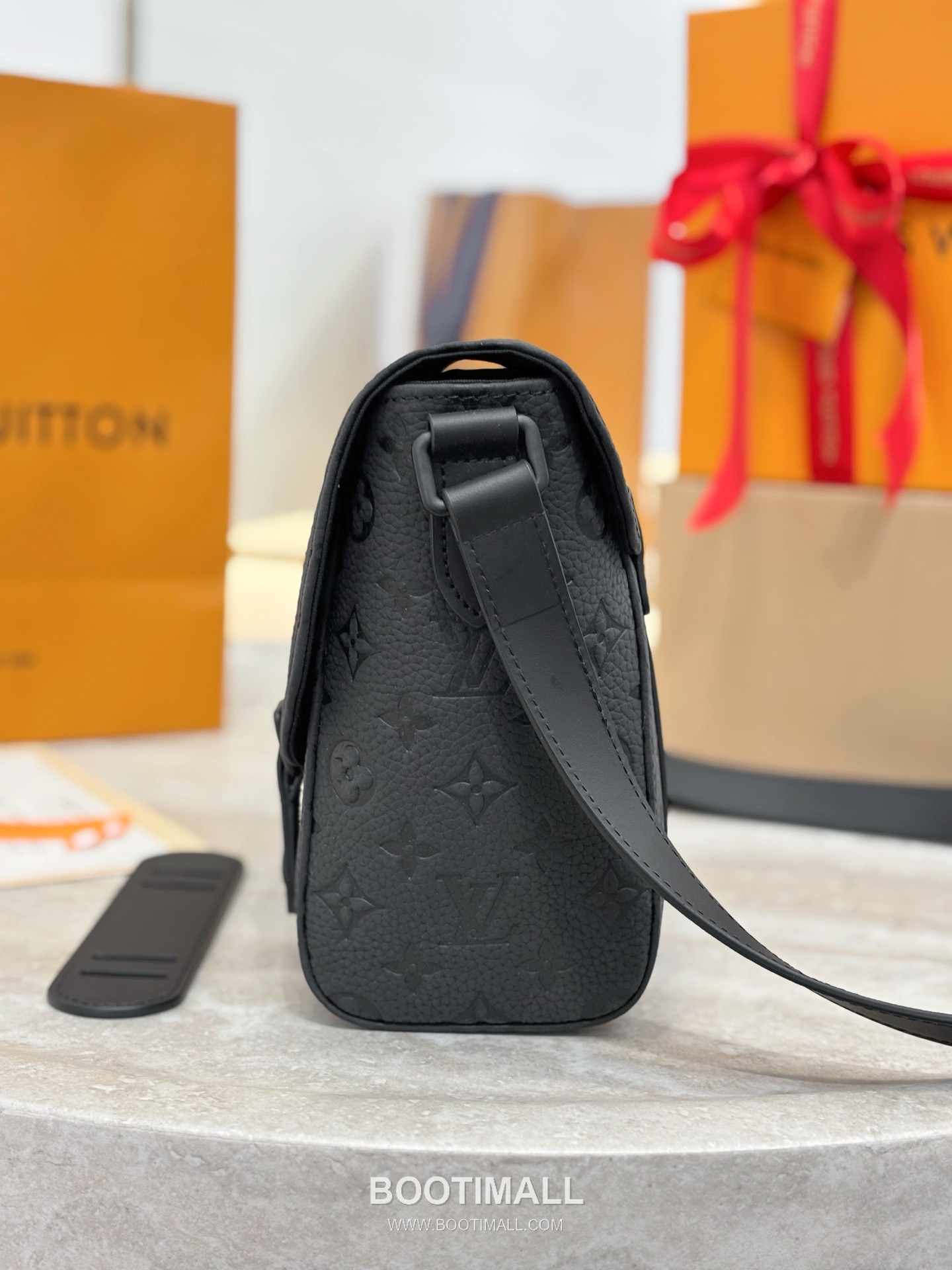 Louis Vuitton Christopher Monogram Taurillon Grained Cowhide Black Messenger Bag 루이비통 크리스토퍼 모노그램 토리용 그레인드 소가죽 블랙 메신저백 29cm 5