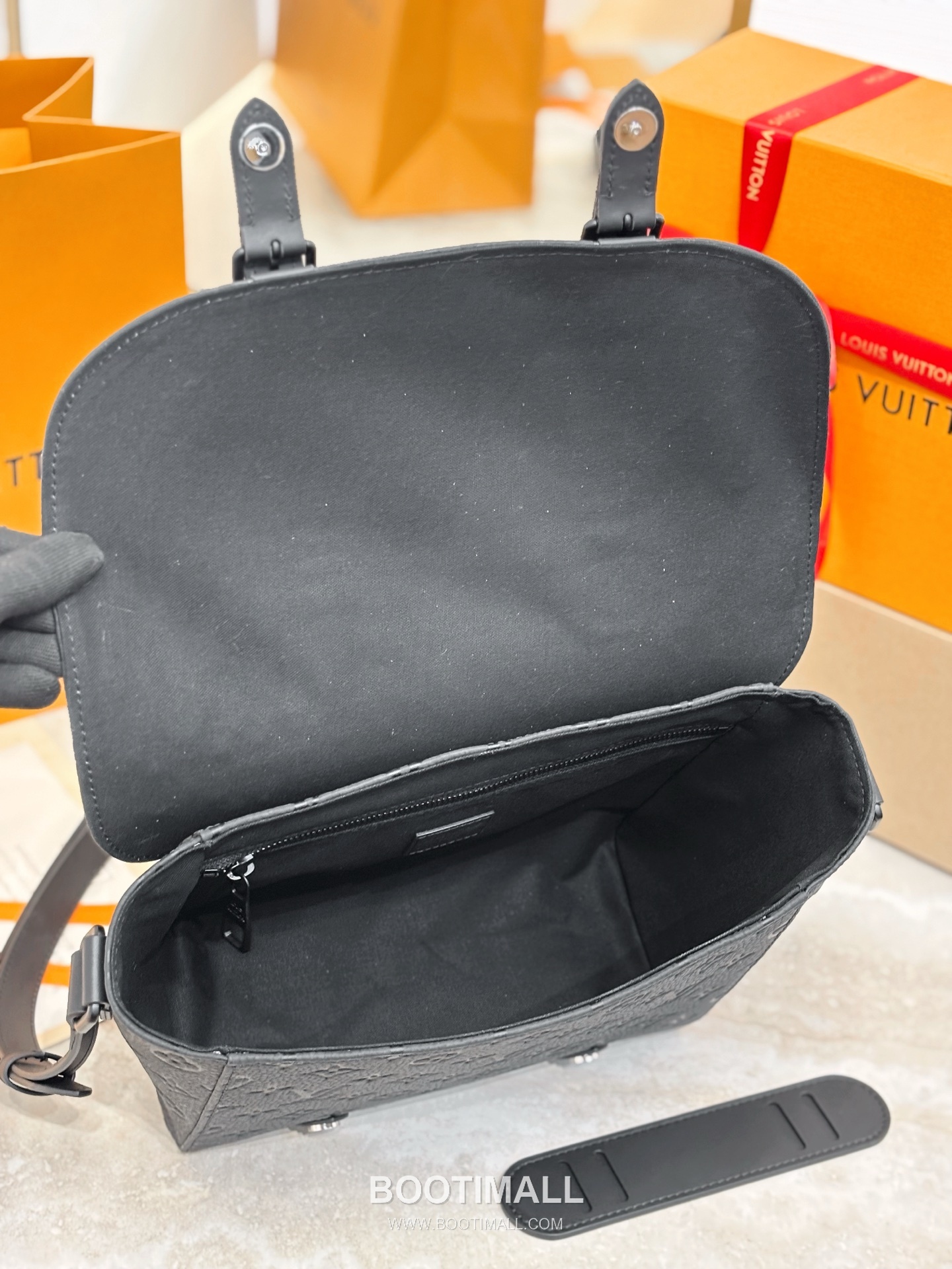 Louis Vuitton Christopher Monogram Taurillon Grained Cowhide Black Messenger Bag 루이비통 크리스토퍼 모노그램 토리용 그레인드 소가죽 블랙 메신저백 29cm 6