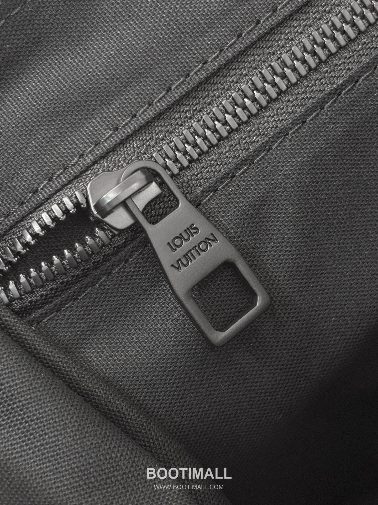 Louis Vuitton Christopher Monogram Taurillon Grained Cowhide Black Messenger Bag 루이비통 크리스토퍼 모노그램 토리용 그레인드 소가죽 블랙 메신저백 29cm 9