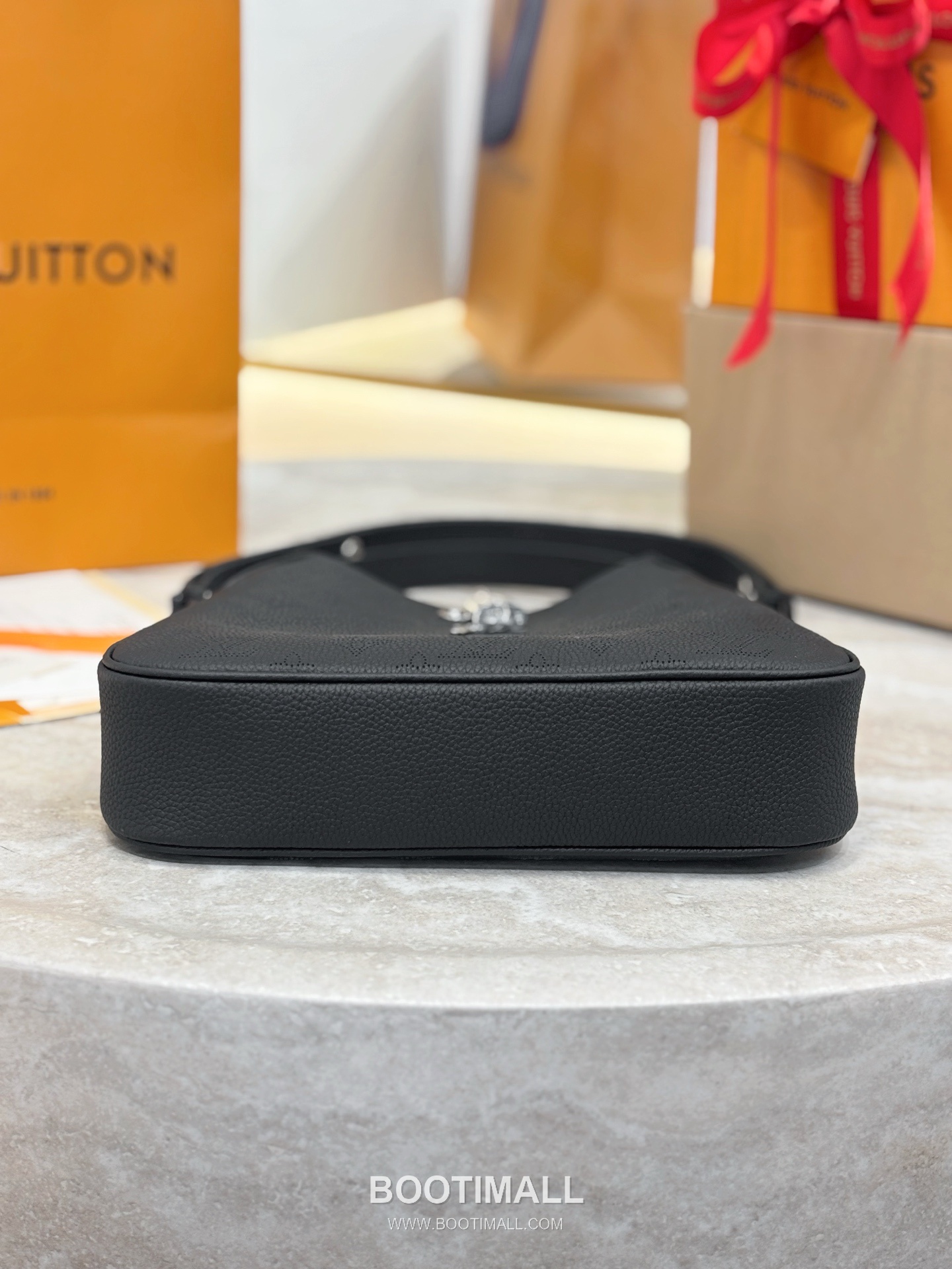 Louis Vuitton All Around Small Mahina Monogram Perforated Cowhide Black Top Handle Bag 루이비통 올 어라운드 스몰 마히나 모노그램 퍼포레이티드 M28306 소가죽 블랙 탑핸들백 25cm 4