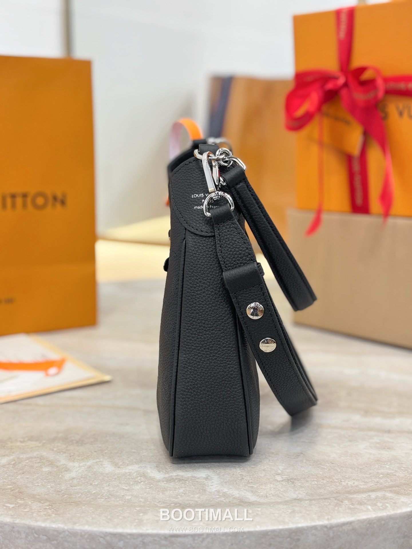 Louis Vuitton All Around Small Mahina Monogram Perforated Cowhide Black Top Handle Bag 루이비통 올 어라운드 스몰 마히나 모노그램 퍼포레이티드 M28306 소가죽 블랙 탑핸들백 25cm 5