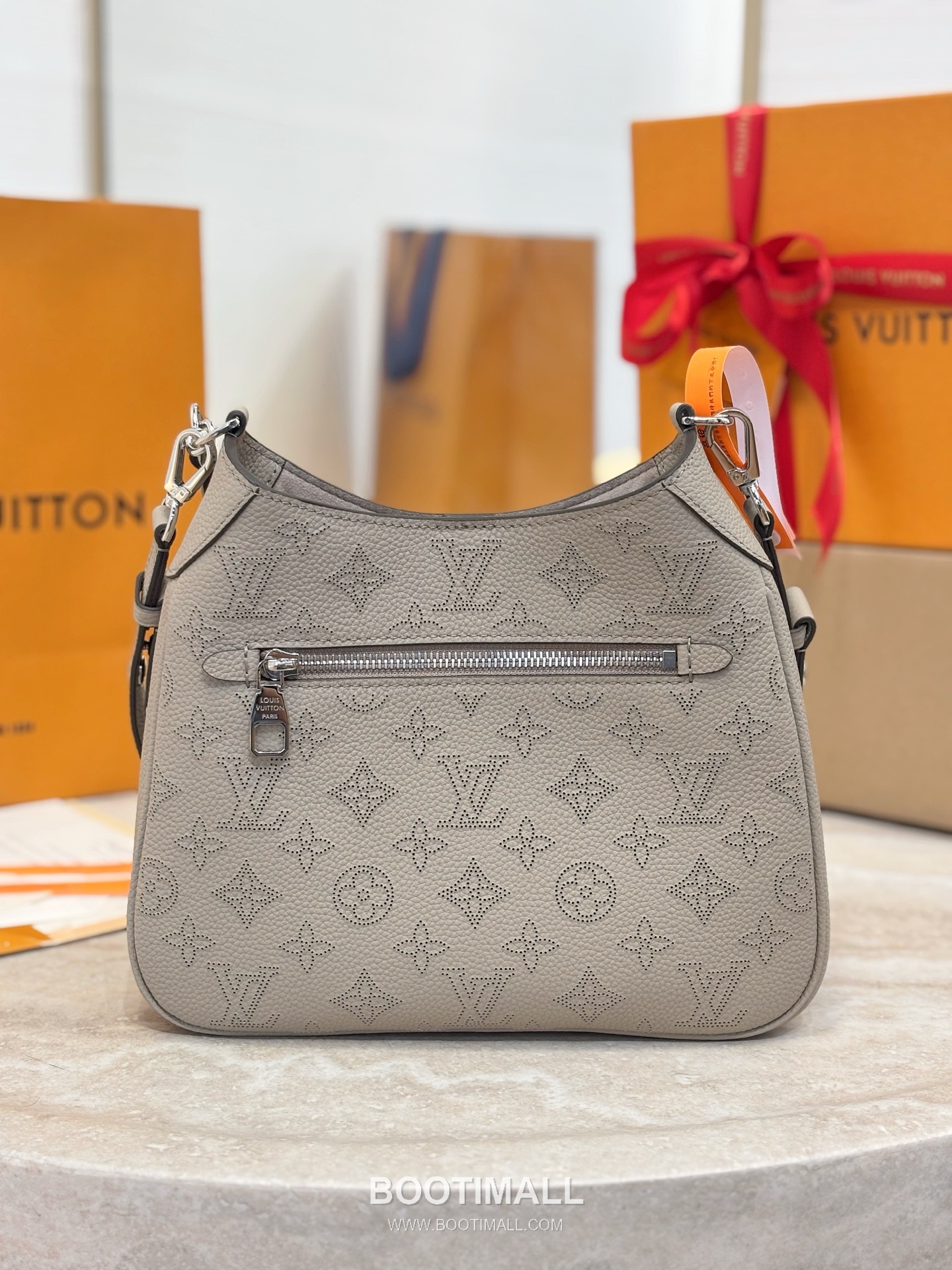 Louis Vuitton All Around Small Mahina Monogram Perforated Cowhide Elephant Grey Top Handle Bag 루이비통 올 어라운드 스몰 마히나 모노그램 퍼포레이티드 소가죽 엘리펀트 그레이 탑핸들백 25cm 3