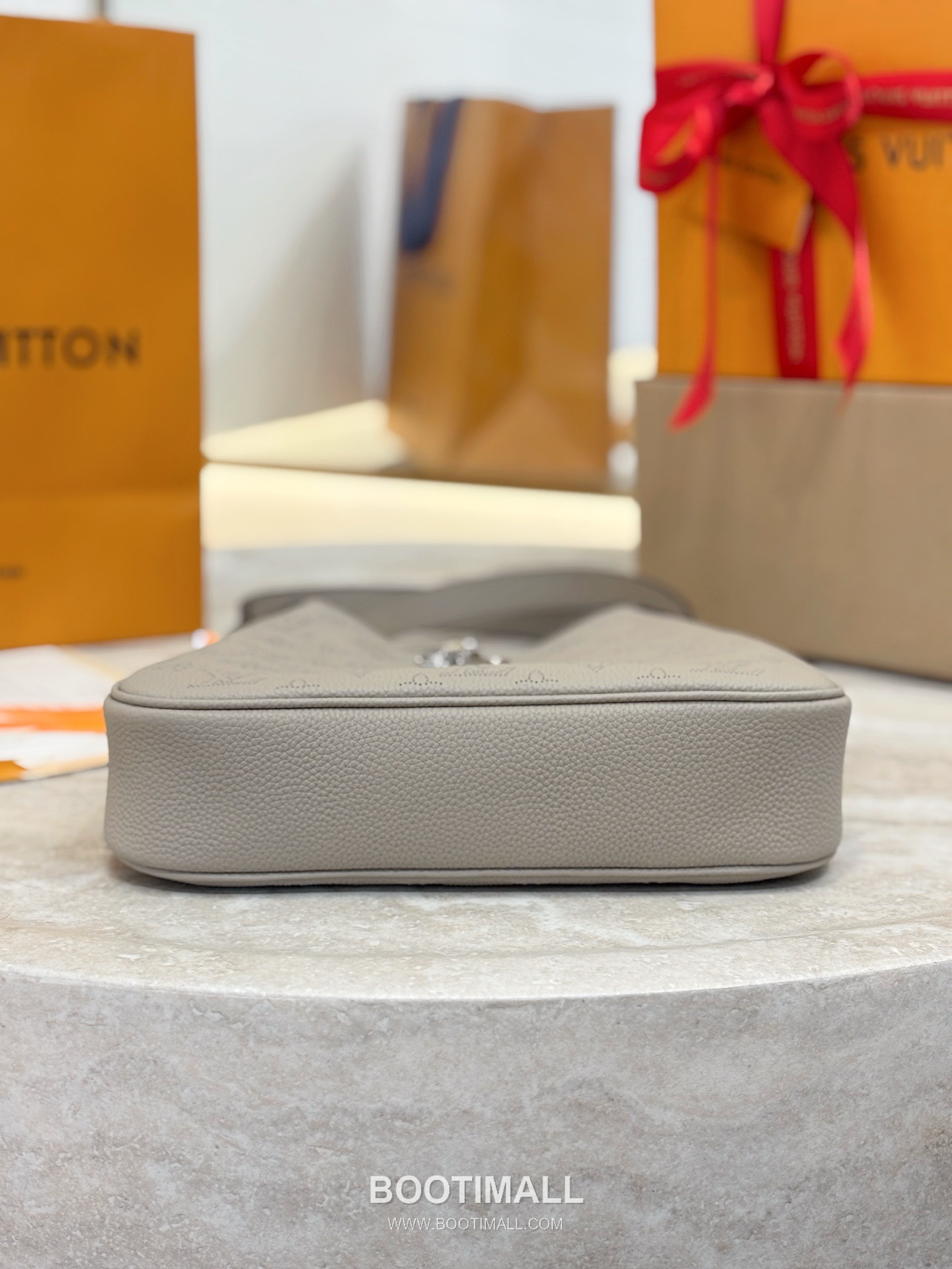 Louis Vuitton All Around Small Mahina Monogram Perforated Cowhide Elephant Grey Top Handle Bag 루이비통 올 어라운드 스몰 마히나 모노그램 퍼포레이티드 소가죽 엘리펀트 그레이 탑핸들백 25cm 4