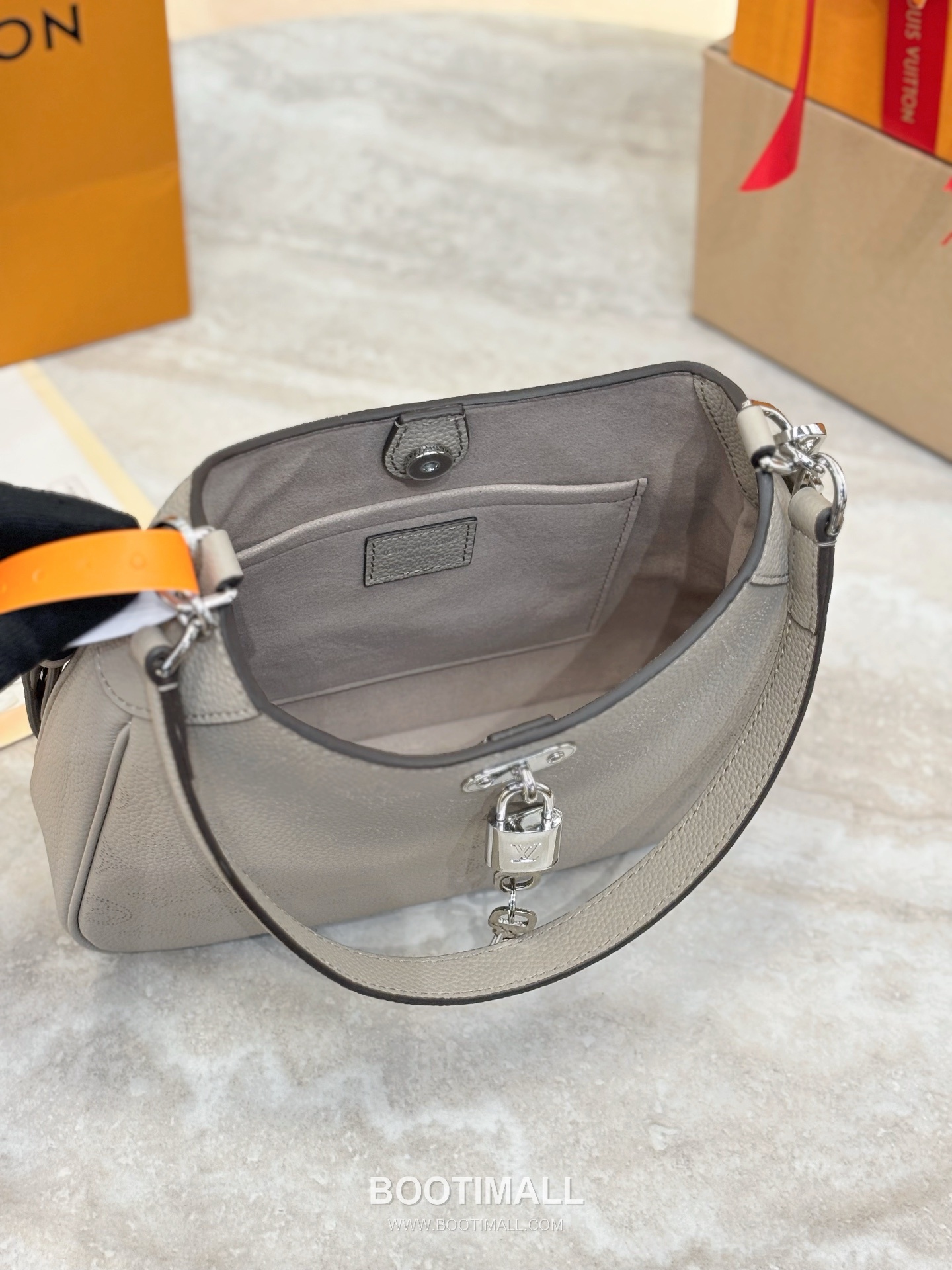 Louis Vuitton All Around Small Mahina Monogram Perforated Cowhide Elephant Grey Top Handle Bag 루이비통 올 어라운드 스몰 마히나 모노그램 퍼포레이티드 소가죽 엘리펀트 그레이 탑핸들백 25cm 6