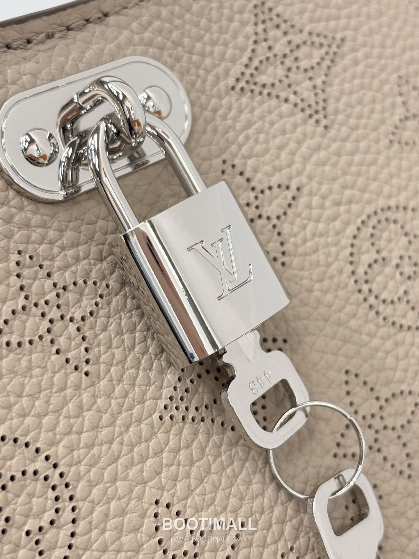 Louis Vuitton All Around Small Mahina Monogram Perforated Cowhide Elephant Grey Top Handle Bag 루이비통 올 어라운드 스몰 마히나 모노그램 퍼포레이티드 소가죽 엘리펀트 그레이 탑핸들백 25cm 7