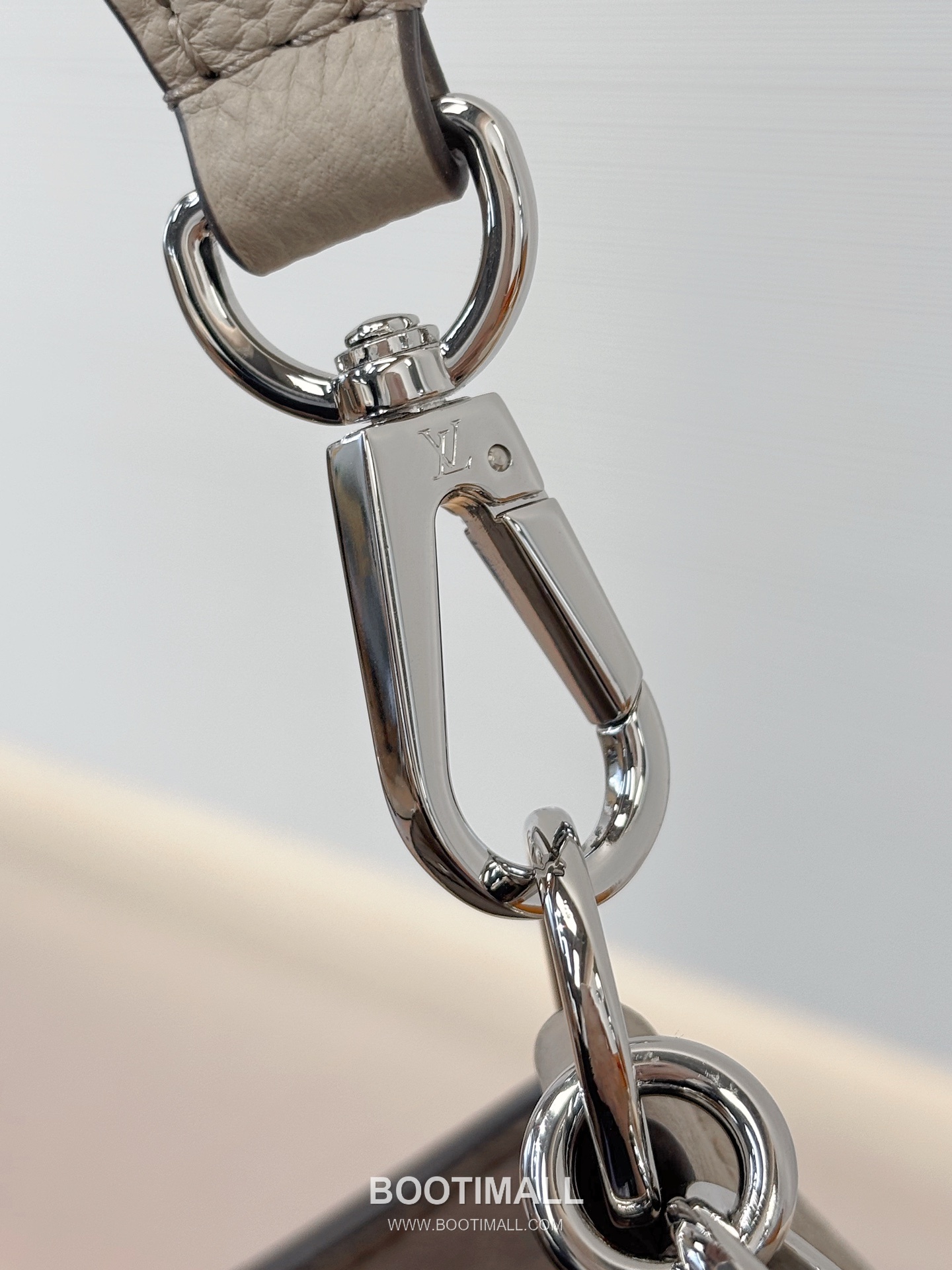 Louis Vuitton All Around Small Mahina Monogram Perforated Cowhide Elephant Grey Top Handle Bag 루이비통 올 어라운드 스몰 마히나 모노그램 퍼포레이티드 소가죽 엘리펀트 그레이 탑핸들백 25cm 10