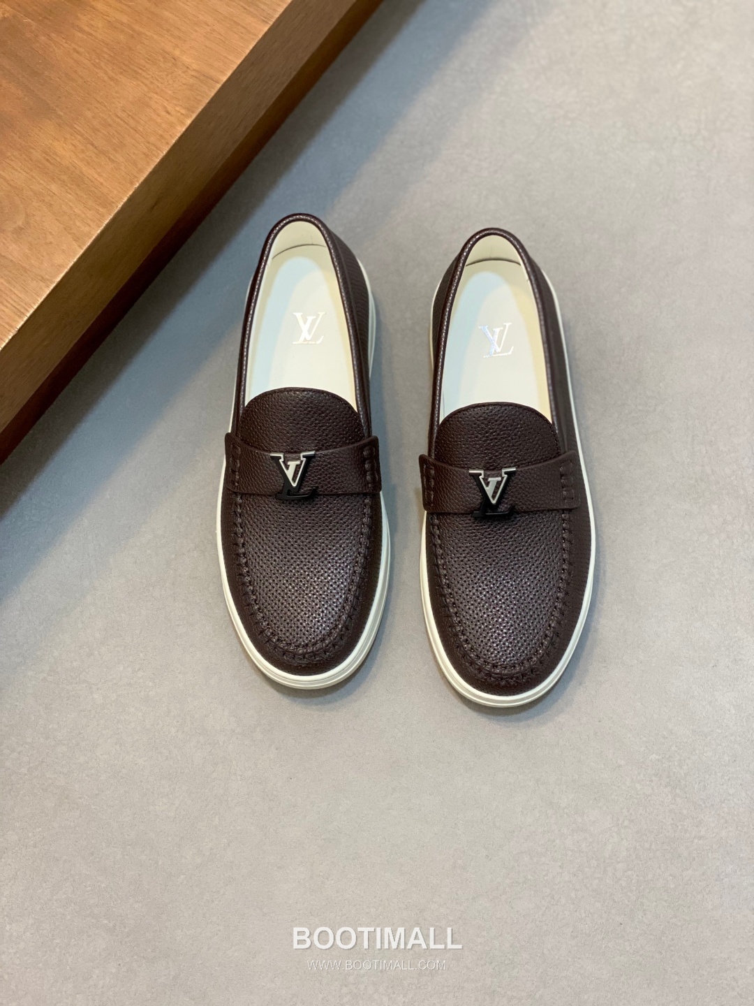 Louis Vuitton Monogram Leather Sneakers 루이비통 모노그램 레더 남성 스니커즈 1