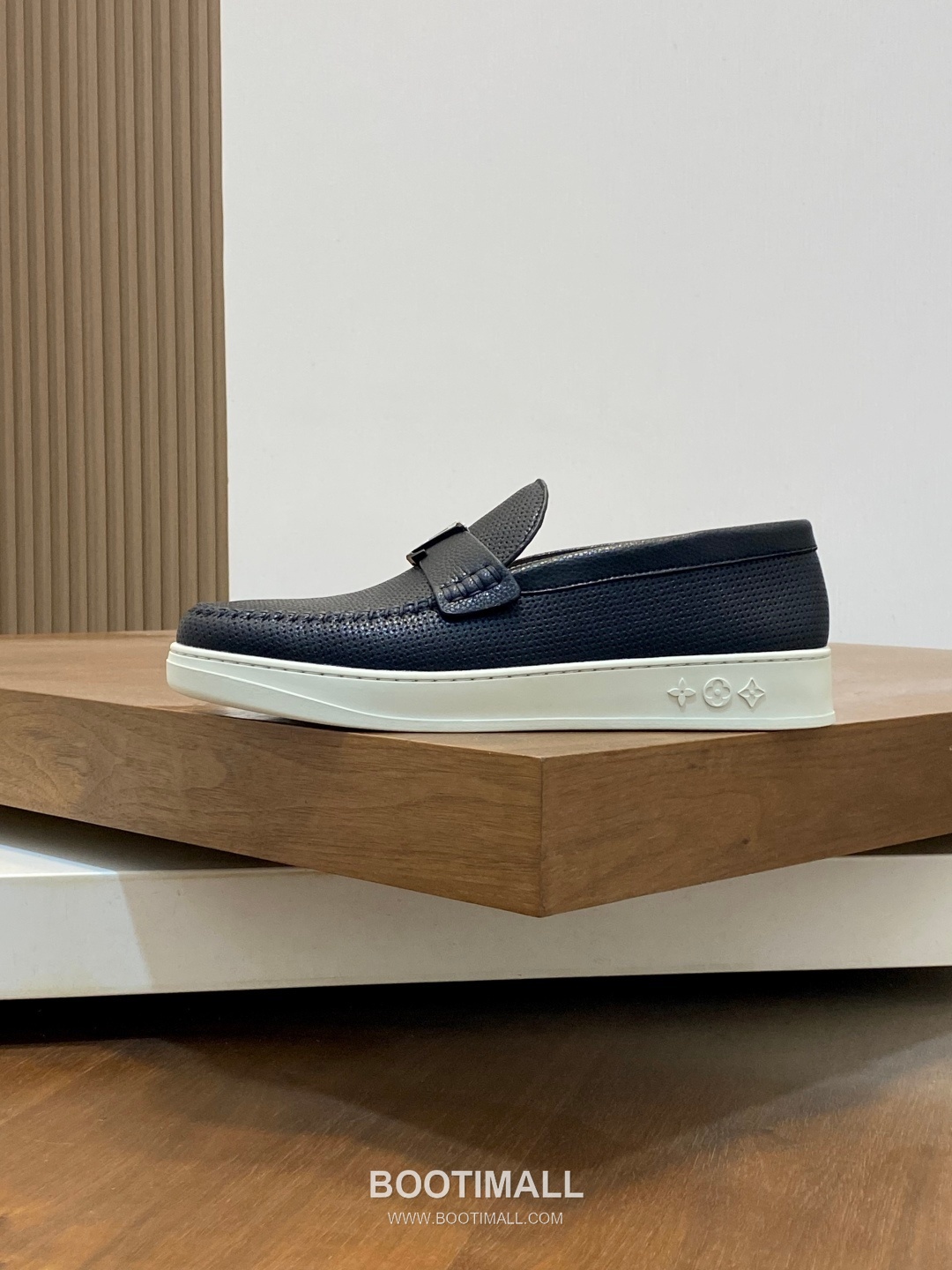 Louis Vuitton Monogram Leather Sneakers 루이비통 모노그램 레더 남성 스니커즈 2