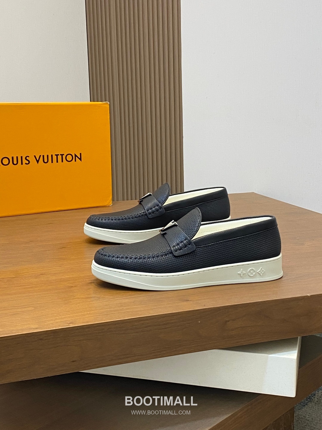 Louis Vuitton Monogram Leather Sneakers 루이비통 모노그램 레더 남성 스니커즈 3