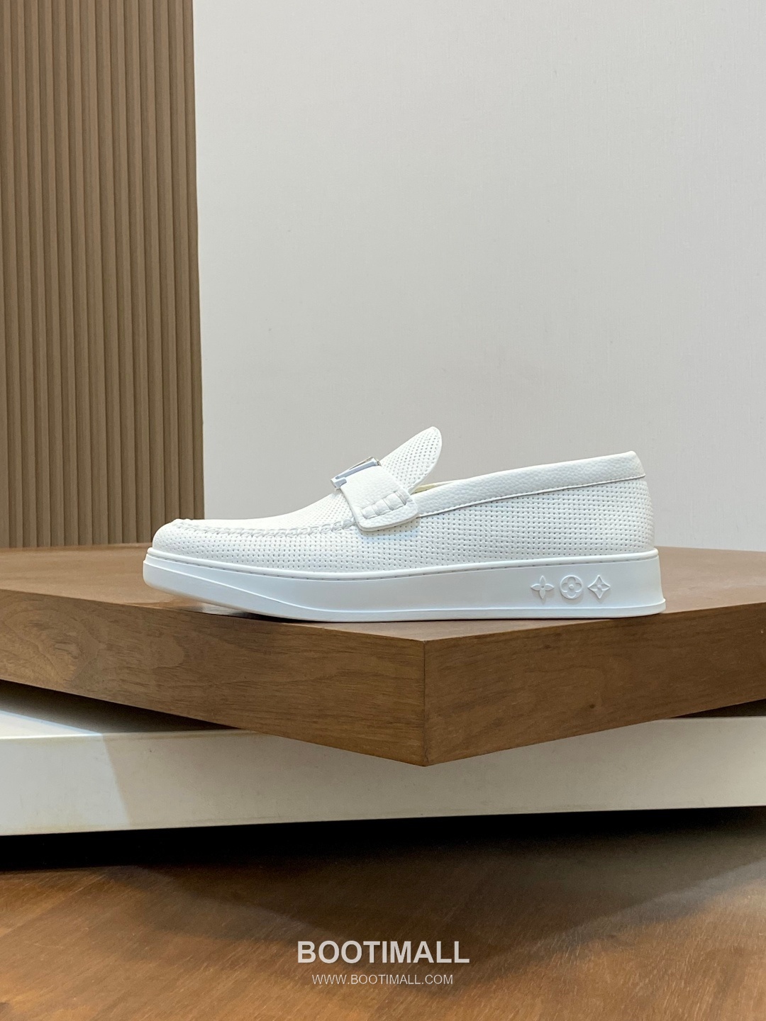 Louis Vuitton Monogram Leather Sneakers 루이비통 모노그램 레더 남성 스니커즈 2