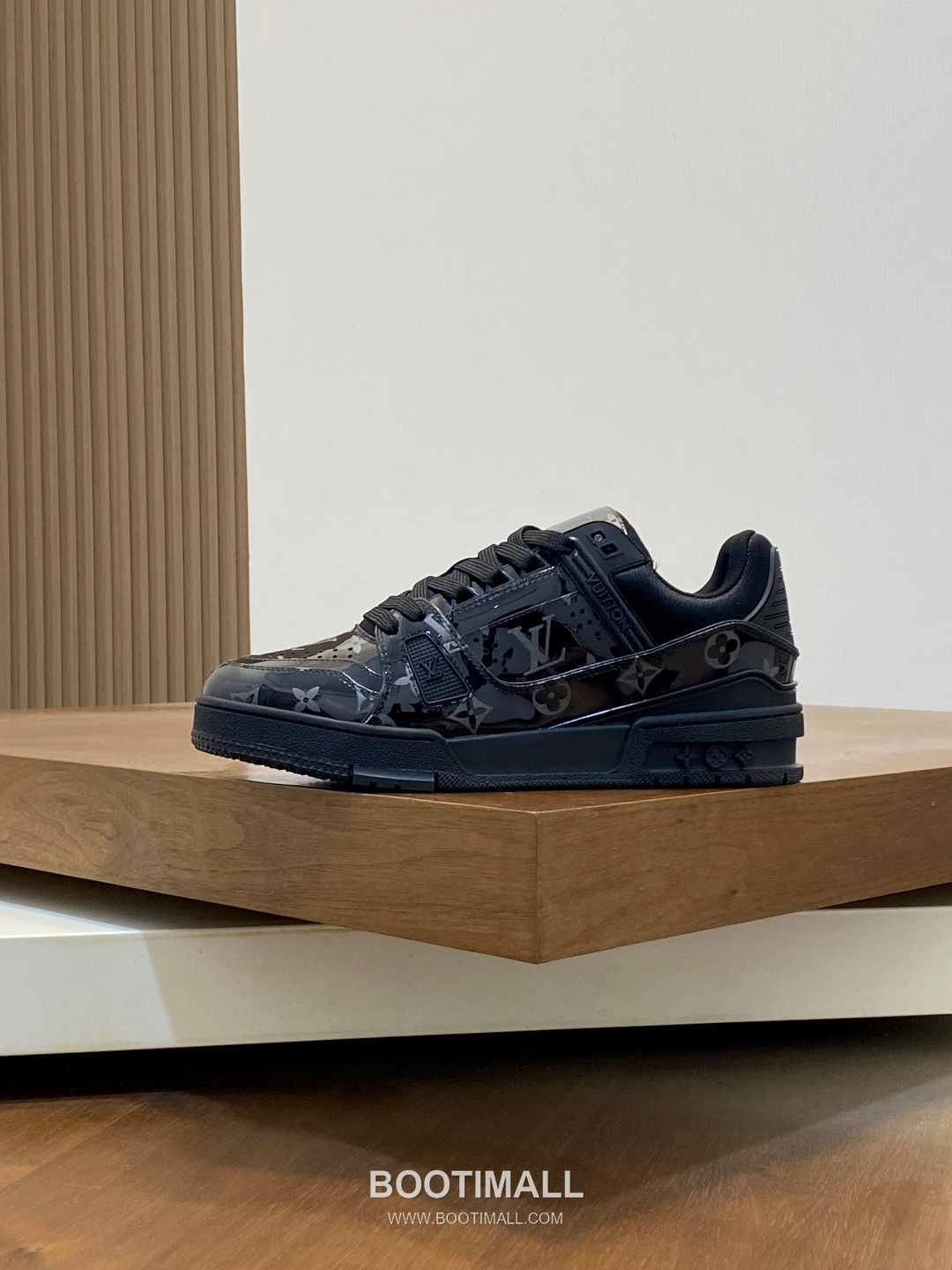 Louis Vuitton LV Trainer Patent Leather Monogram Sneakers 루이비통 LV 트레이너 페이턴트 모노그램 남녀공용 스니커즈 2