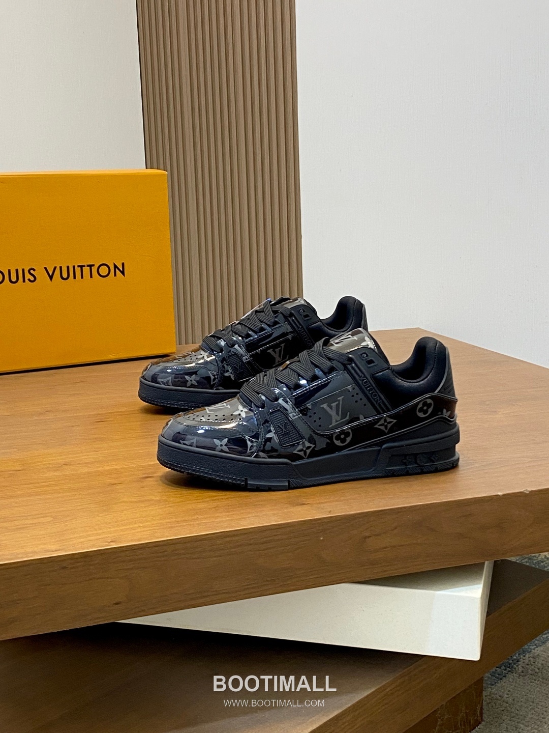 Louis Vuitton LV Trainer Patent Leather Monogram Sneakers 루이비통 LV 트레이너 페이턴트 모노그램 남녀공용 스니커즈 3