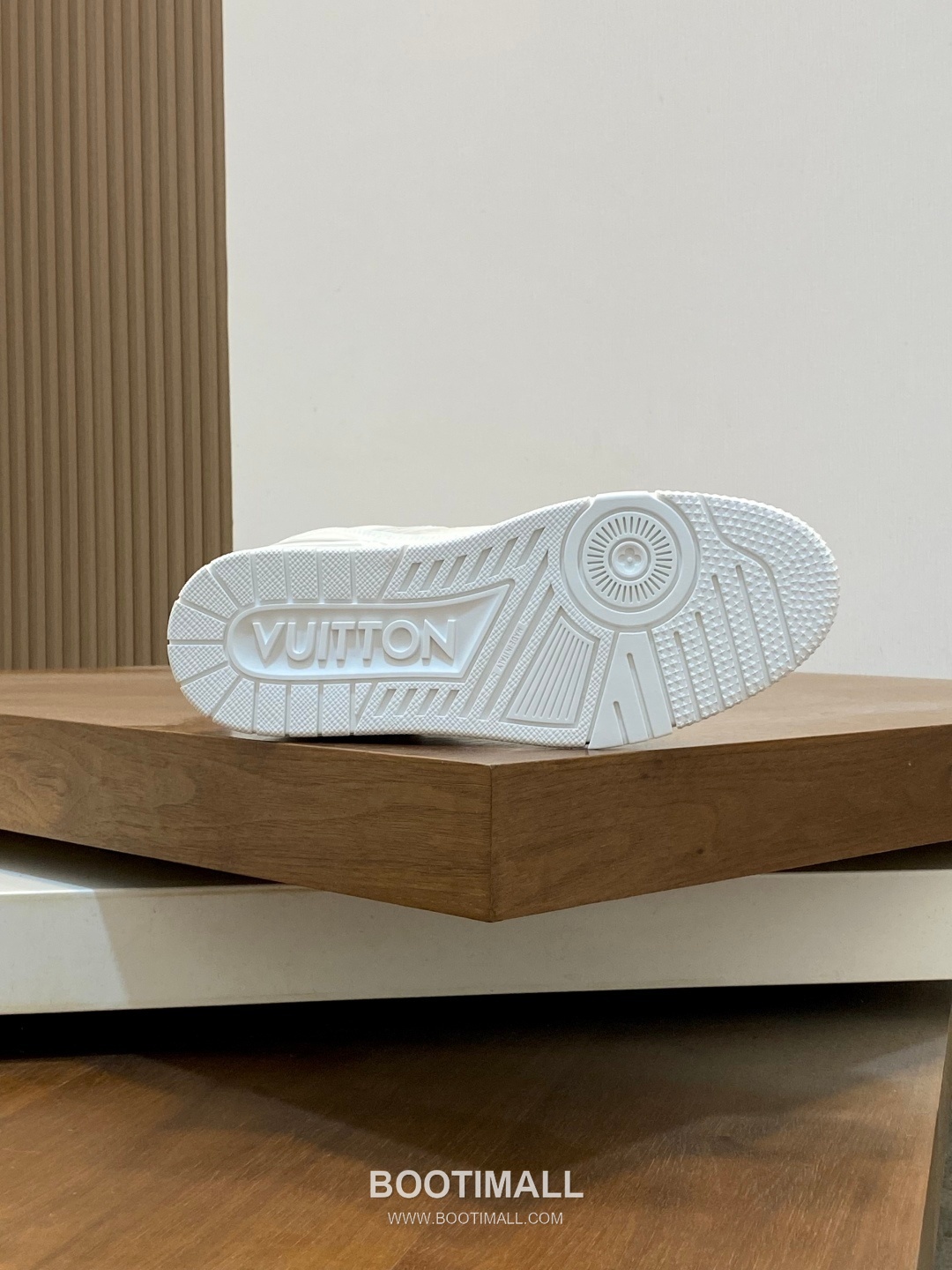 Louis Vuitton LV Trainer Patent Leather Monogram Sneakers 루이비통 LV 트레이너 페이턴트 모노그램 남녀공용 스니커즈 9