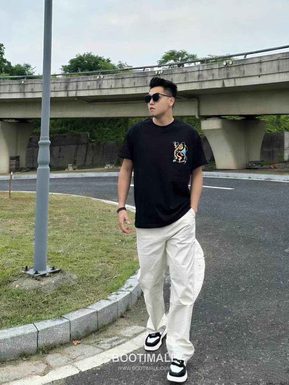 Louis Vuitton Crown Embroidered Heavy Cotton Oversized Short Sleeve T-Shirt 루이비통 크라운 자수 헤비 코튼 오버핏 반팔 티셔츠 4