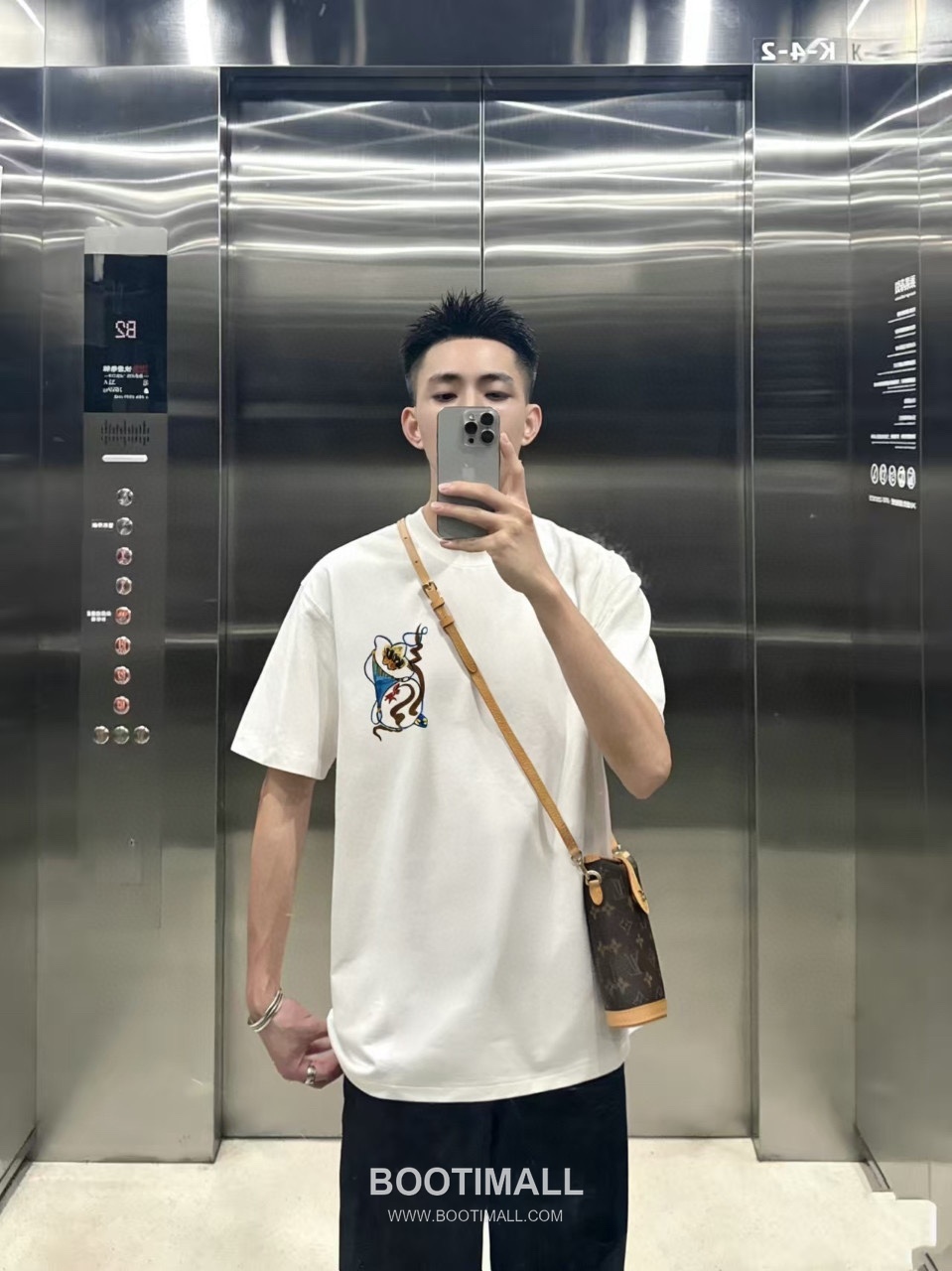 Louis Vuitton Crown Embroidered Heavy Cotton Oversized Short Sleeve T-Shirt 루이비통 크라운 자수 헤비 코튼 오버핏 반팔 티셔츠 1