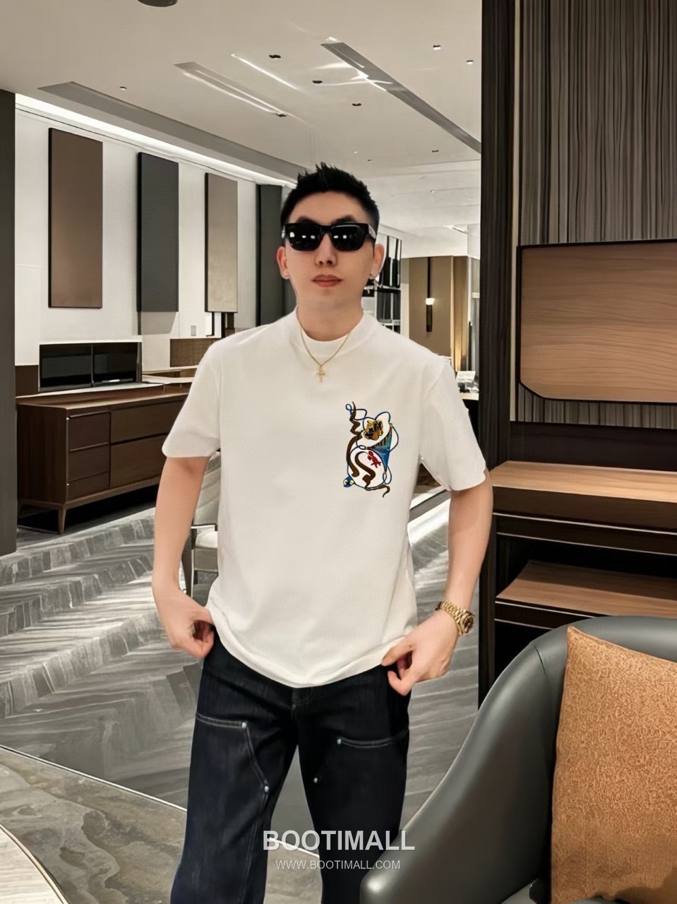 Louis Vuitton Crown Embroidered Heavy Cotton Oversized Short Sleeve T-Shirt 루이비통 크라운 자수 헤비 코튼 오버핏 반팔 티셔츠 2