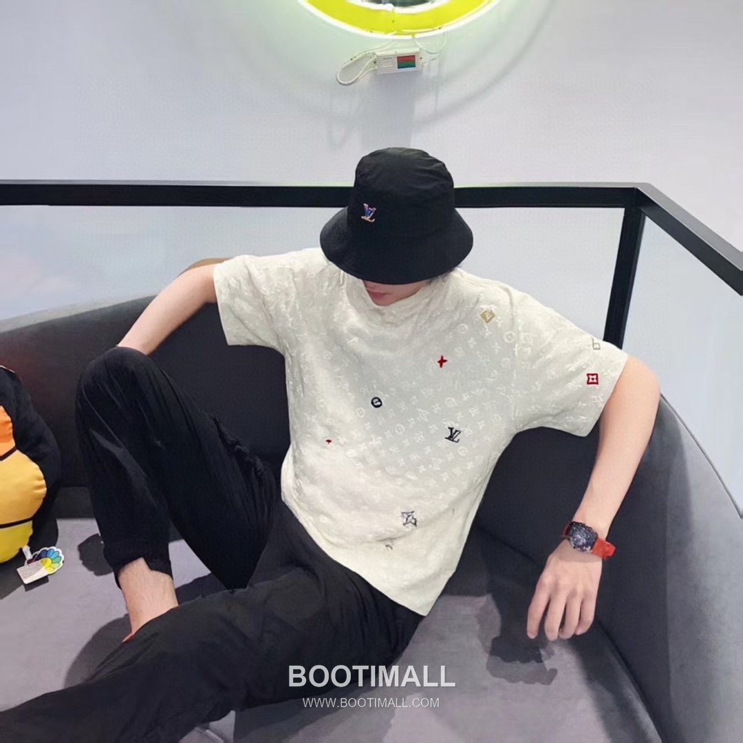 Louis Vuitton Monogram Allover Embroidered Logo Heavy Cotton Oversized Short Sleeve T-Shirt 루이비통 모노그램 올오버 자수 로고 헤비 코튼 오버핏 반팔 티셔츠 2