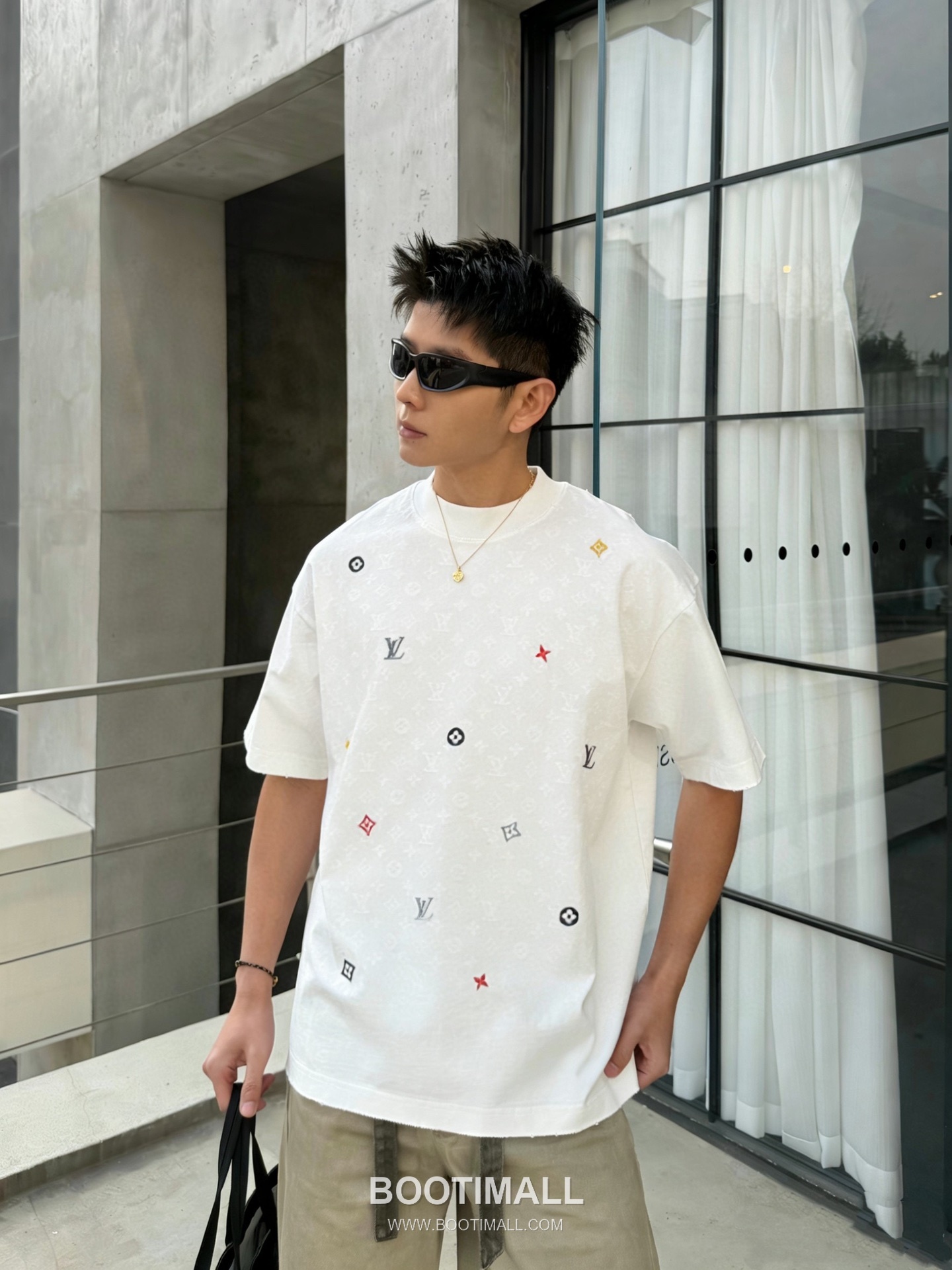 Louis Vuitton Monogram Allover Embroidered Logo Heavy Cotton Oversized Short Sleeve T-Shirt 루이비통 모노그램 올오버 자수 로고 헤비 코튼 오버핏 반팔 티셔츠 3