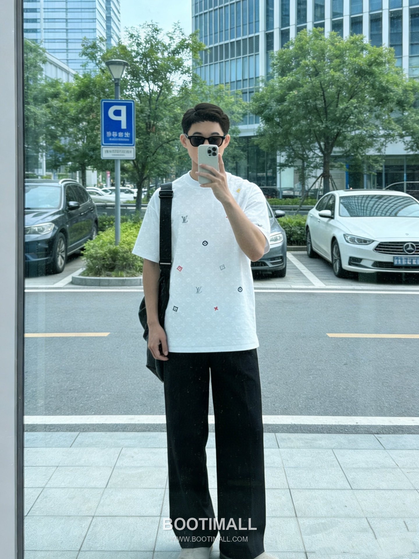 Louis Vuitton Monogram Allover Embroidered Logo Heavy Cotton Oversized Short Sleeve T-Shirt 루이비통 모노그램 올오버 자수 로고 헤비 코튼 오버핏 반팔 티셔츠 4