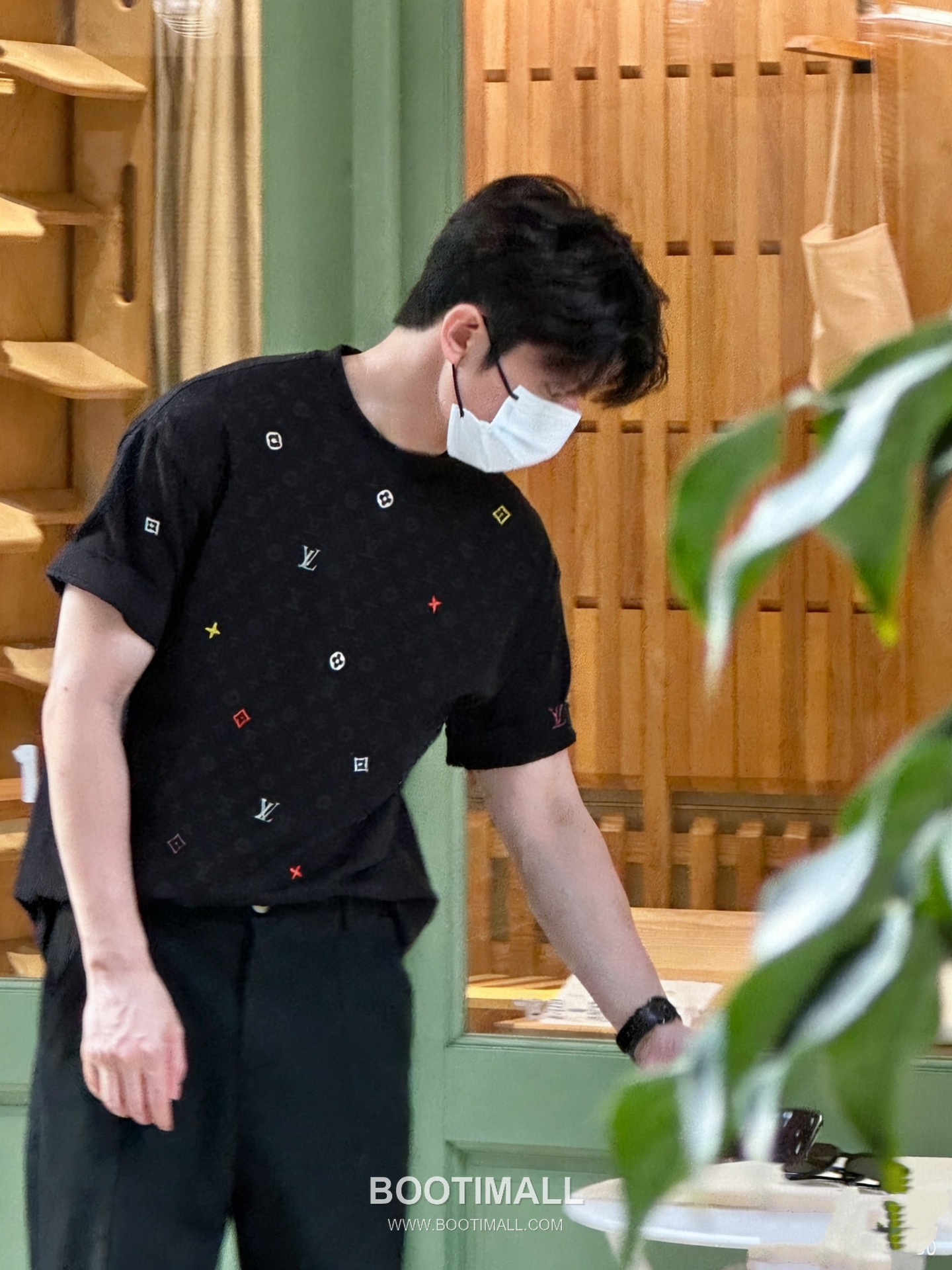 Louis Vuitton Monogram Allover Embroidered Logo Heavy Cotton Oversized Short Sleeve T-Shirt 루이비통 모노그램 올오버 자수 로고 헤비 코튼 오버핏 반팔 티셔츠 2