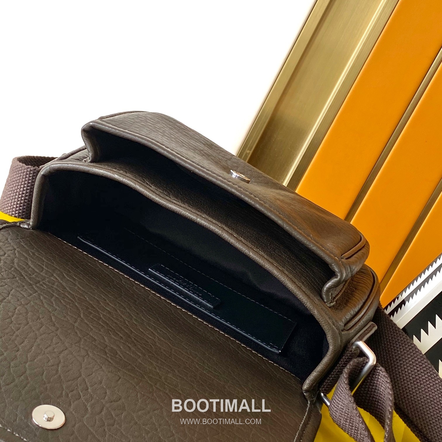 Saint Laurent Niki Small Messenger Bag Grained Lambskin Leather 776611 생로랑 니키 스몰 메신저백 그레인 램스킨 가죽 21cm 8