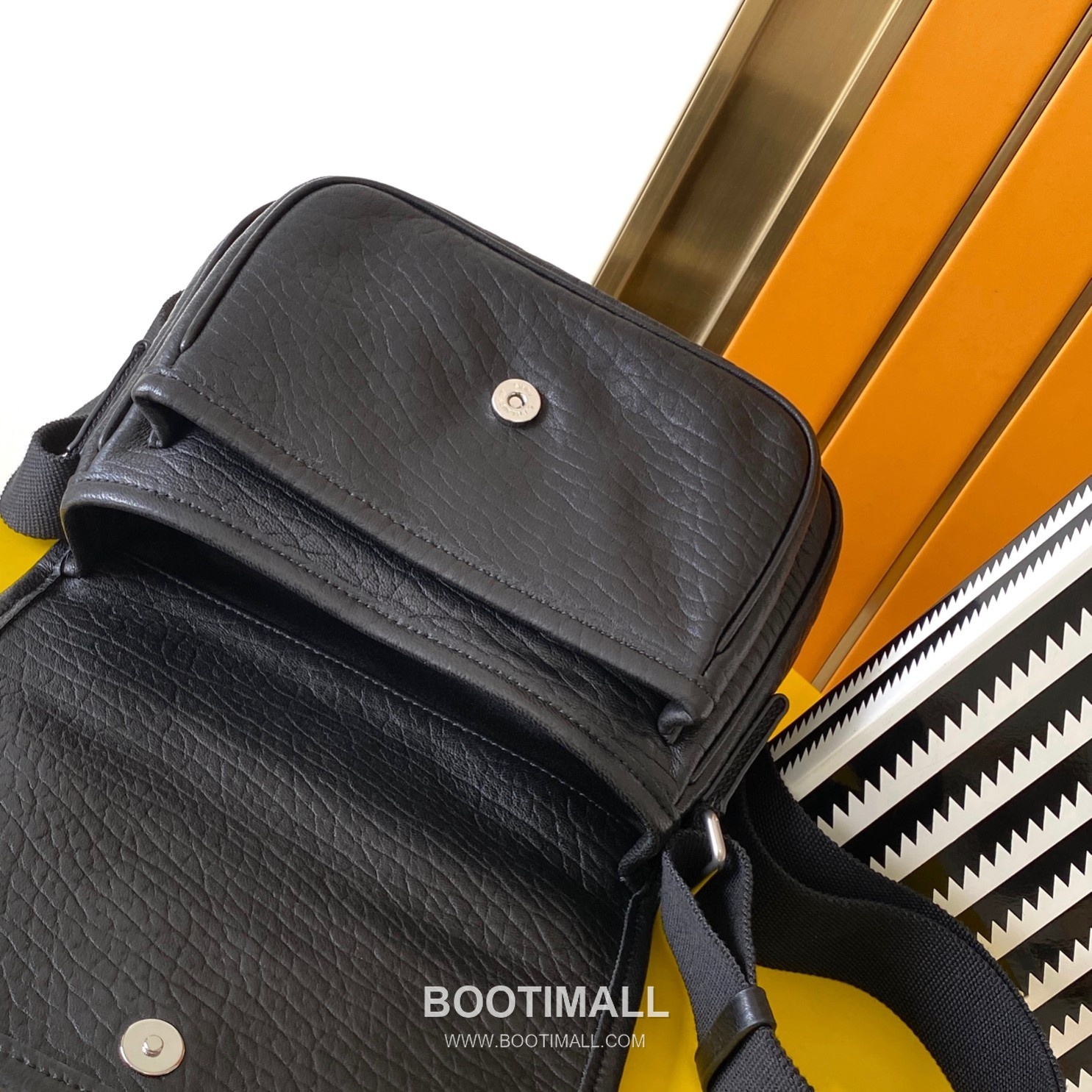 Saint Laurent Niki Small Messenger Bag Grained Lambskin Leather 776611 생로랑 니키 스몰 메신저백 그레인 램스킨 가죽 21cm 7