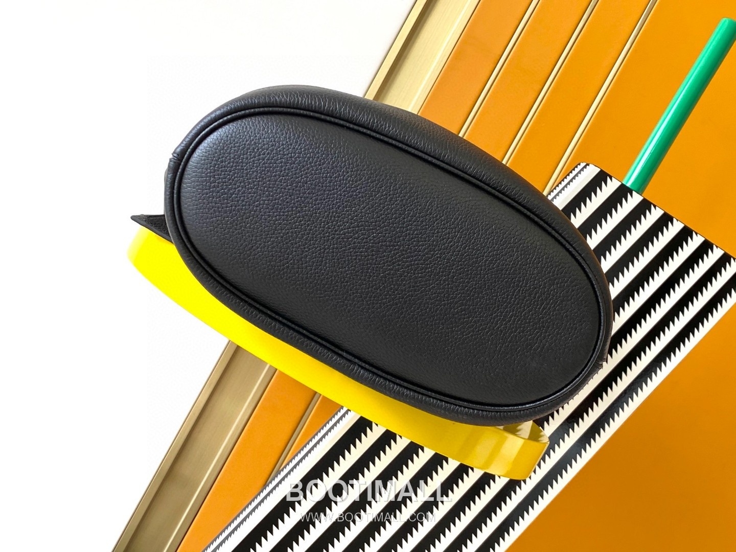 Saint Laurent Le 5 à 7 Hobo Bag Grained Calfskin Leather 793088 생로랑 르 5 아 7 호보백 그레인 카프스킨 가죽 31.5cm 4