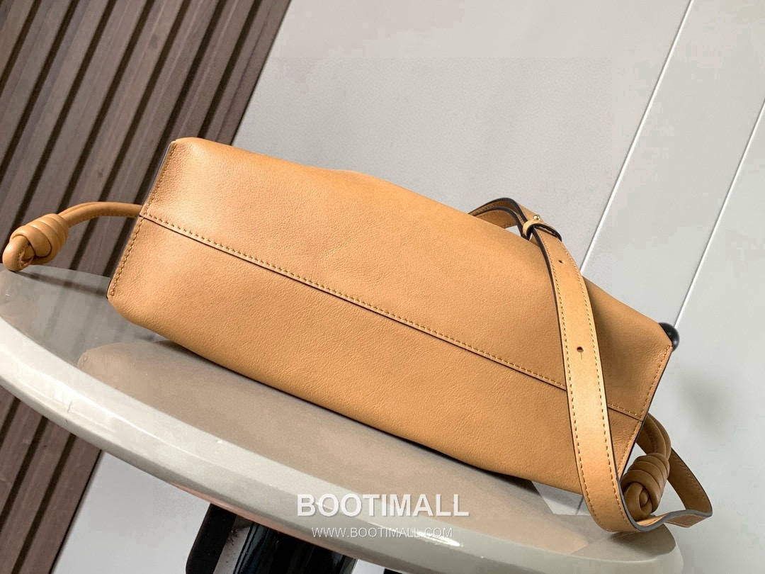 Loewe Flamenco Knot Clutch Bag Nappa Calfskin 9043 로에베 플라멩코 노트 클러치백 나파 카프스킨 30cm 3