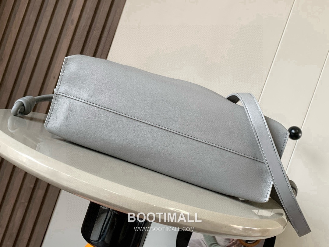 Loewe Flamenco Knot Clutch Bag Nappa Calfskin 9043 로에베 플라멩코 노트 클러치백 나파 카프스킨 30cm 3