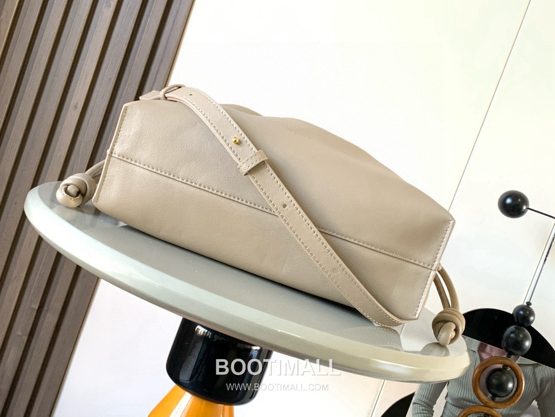 Loewe Flamenco Knot Clutch Bag Nappa Calfskin 9043 로에베 플라멩코 노트 클러치백 나파 카프스킨 30cm 3