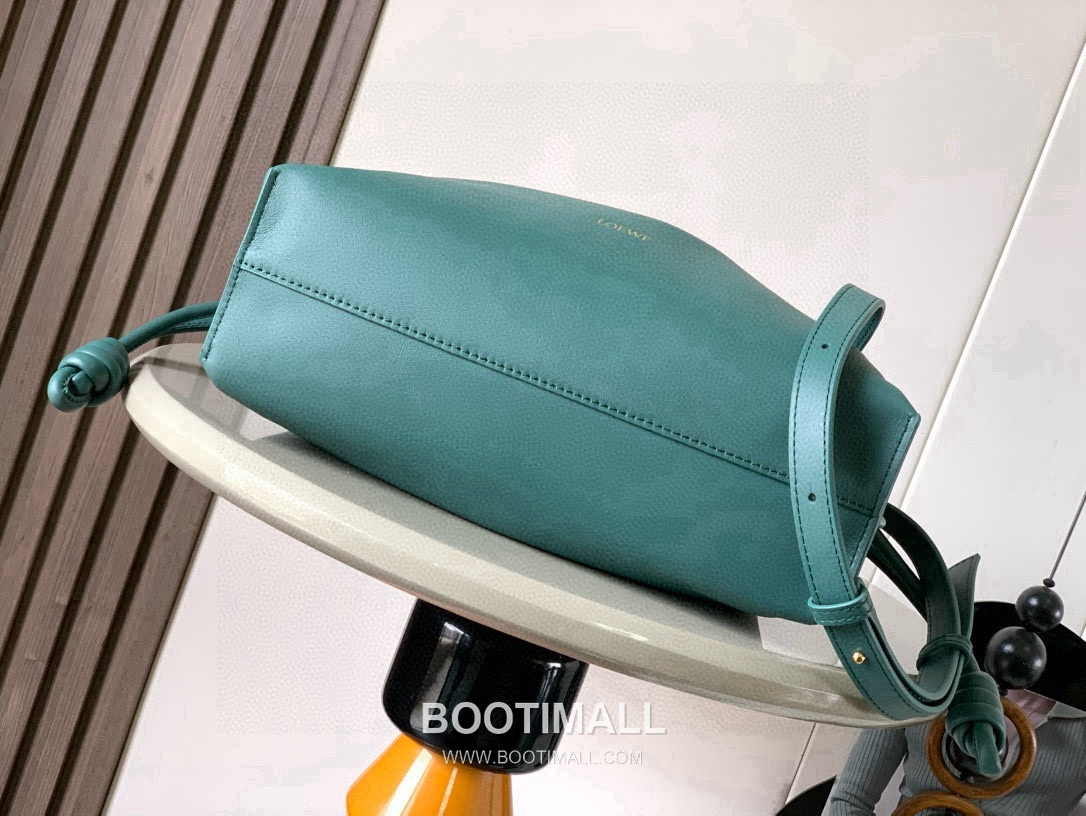 Loewe Flamenco Knot Clutch Bag Nappa Calfskin 9043 로에베 플라멩코 노트 클러치백 나파 카프스킨 30cm 3