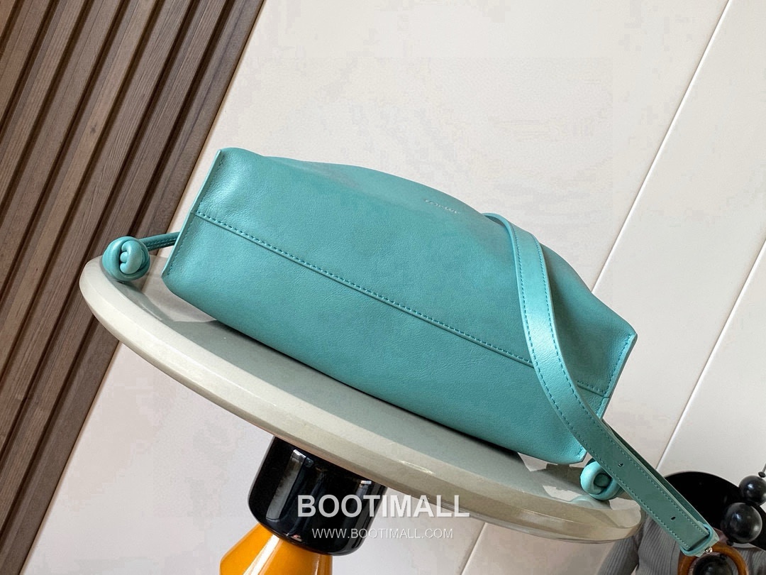 Loewe Flamenco Knot Clutch Bag Nappa Calfskin 9043 로에베 플라멩코 노트 클러치백 나파 카프스킨 30cm 3