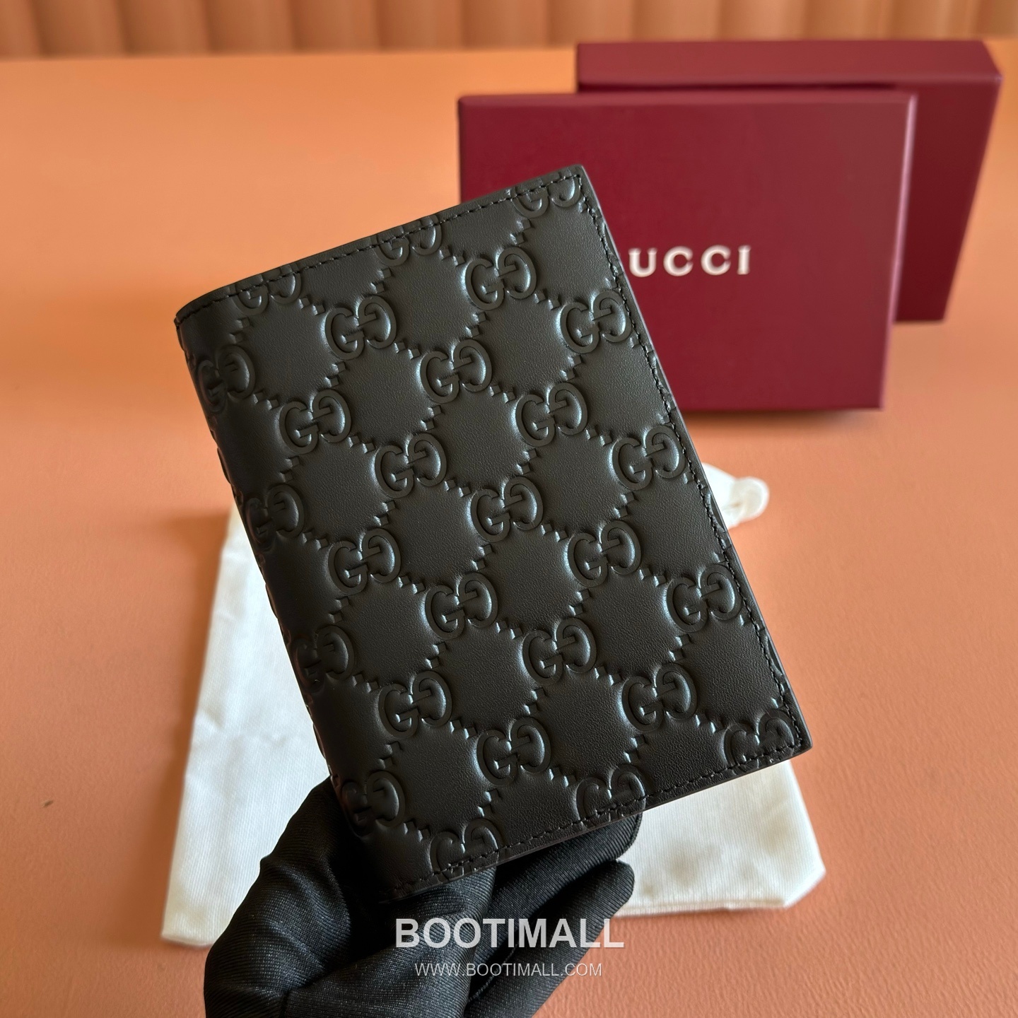 Gucci GG Emblem Passport Holder Embossed Calfskin Leather 850184 구찌 GG 엠블럼 여권지갑 엠보싱 카프스킨 가죽 12cm 1