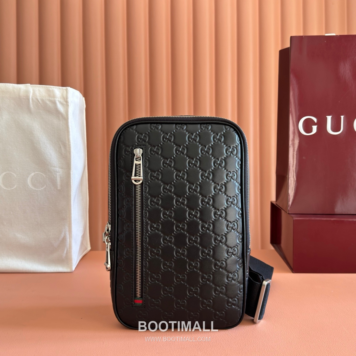 Gucci GG Emblem Crossbody Bag Embossed Smooth Calfskin Leather 862915 구찌 GG 엠블럼 크로스백 엠보싱 스무스 카프스킨 가죽 28cm 1