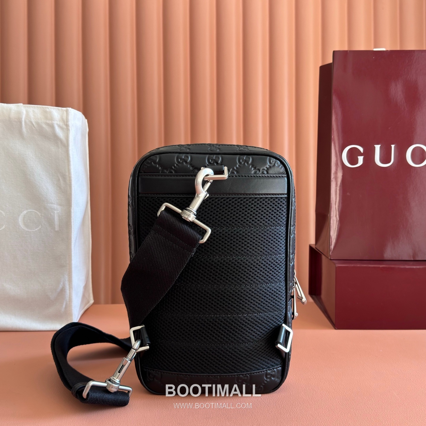 Gucci GG Emblem Crossbody Bag Embossed Smooth Calfskin Leather 862915 구찌 GG 엠블럼 크로스백 엠보싱 스무스 카프스킨 가죽 28cm 2