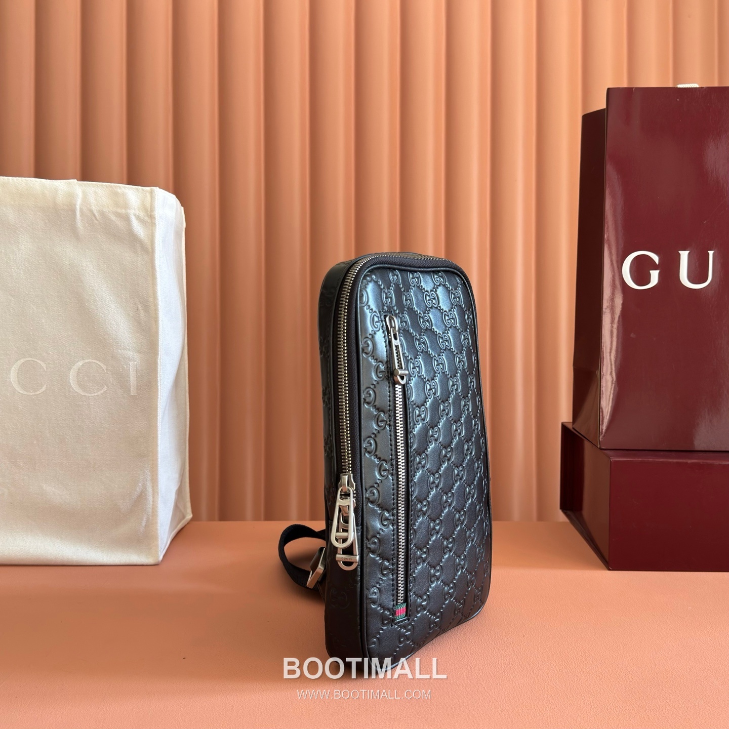 Gucci GG Emblem Crossbody Bag Embossed Smooth Calfskin Leather 862915 구찌 GG 엠블럼 크로스백 엠보싱 스무스 카프스킨 가죽 28cm 3