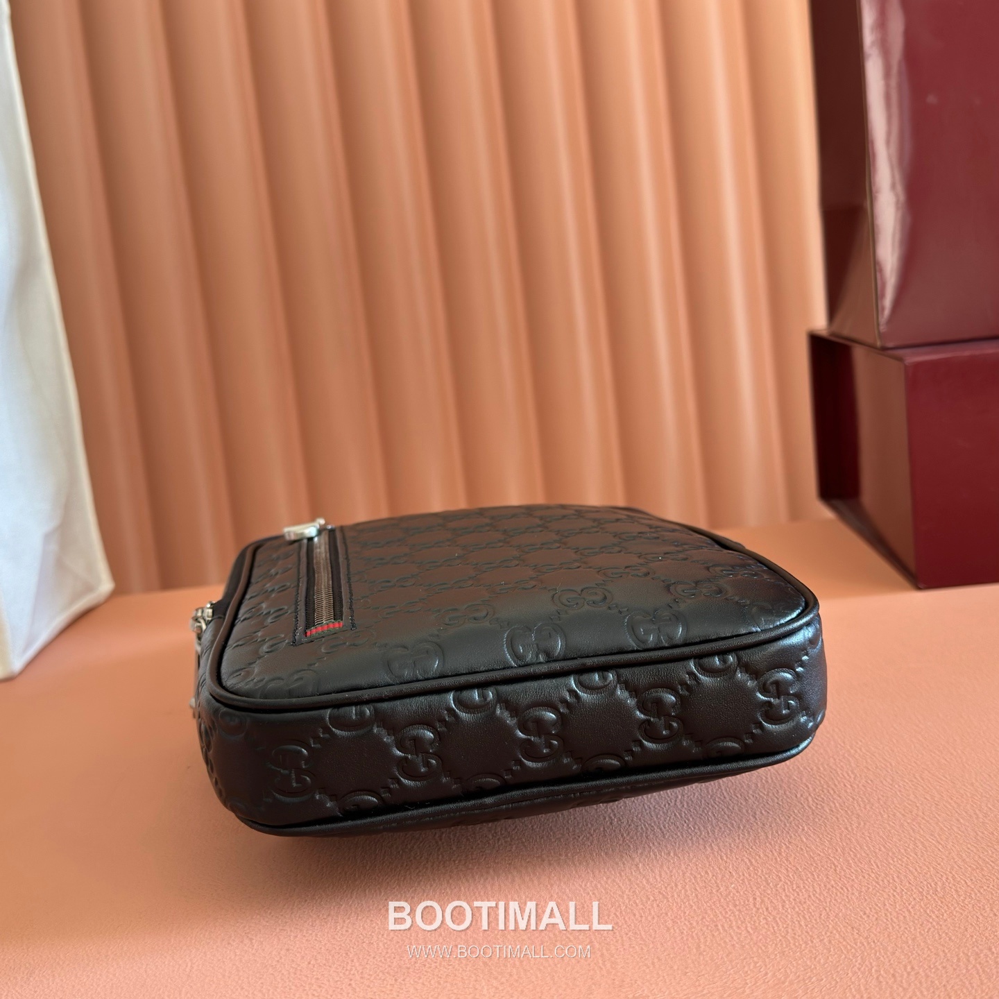 Gucci GG Emblem Crossbody Bag Embossed Smooth Calfskin Leather 862915 구찌 GG 엠블럼 크로스백 엠보싱 스무스 카프스킨 가죽 28cm 4