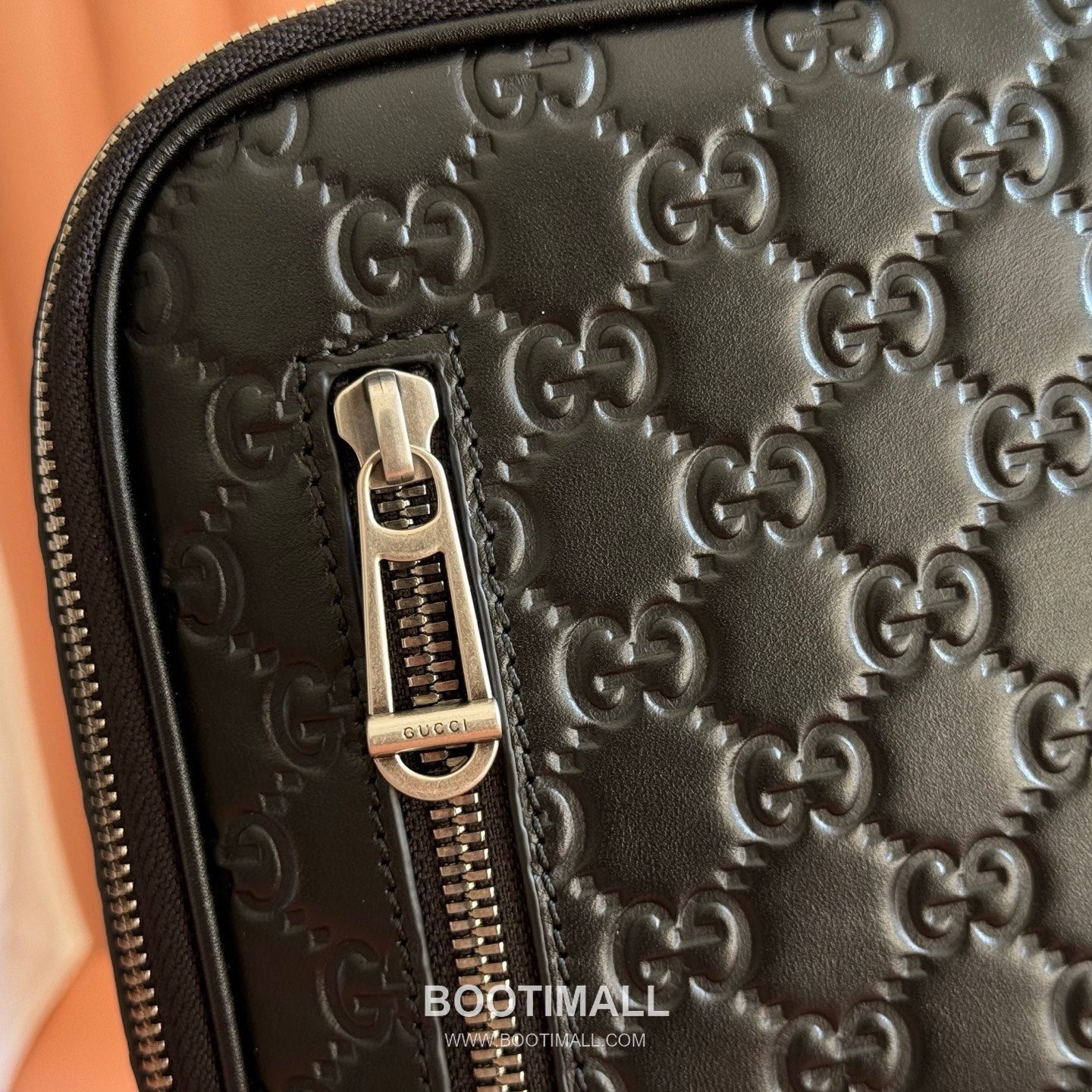 Gucci GG Emblem Crossbody Bag Embossed Smooth Calfskin Leather 862915 구찌 GG 엠블럼 크로스백 엠보싱 스무스 카프스킨 가죽 28cm 5