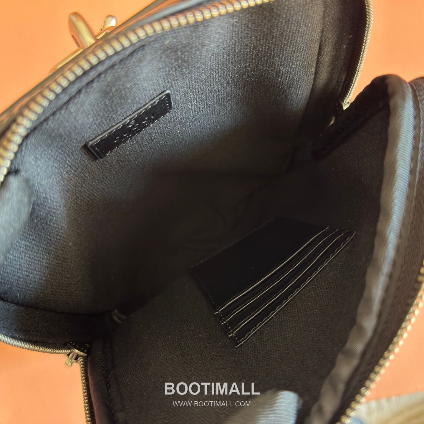 Gucci GG Emblem Crossbody Bag Embossed Smooth Calfskin Leather 862915 구찌 GG 엠블럼 크로스백 엠보싱 스무스 카프스킨 가죽 28cm 9