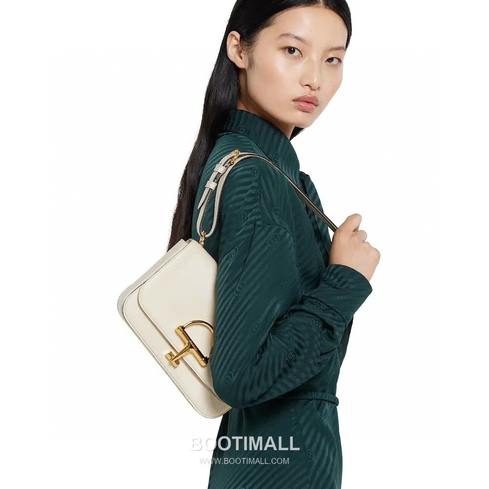 Gucci Siena Small Horsebit 846705 Smooth Leather Black Shoulder Bag 구찌 시에나 스몰 홀스빗 846705 스무스 레더 블랙 숄더백 22.5cm 7