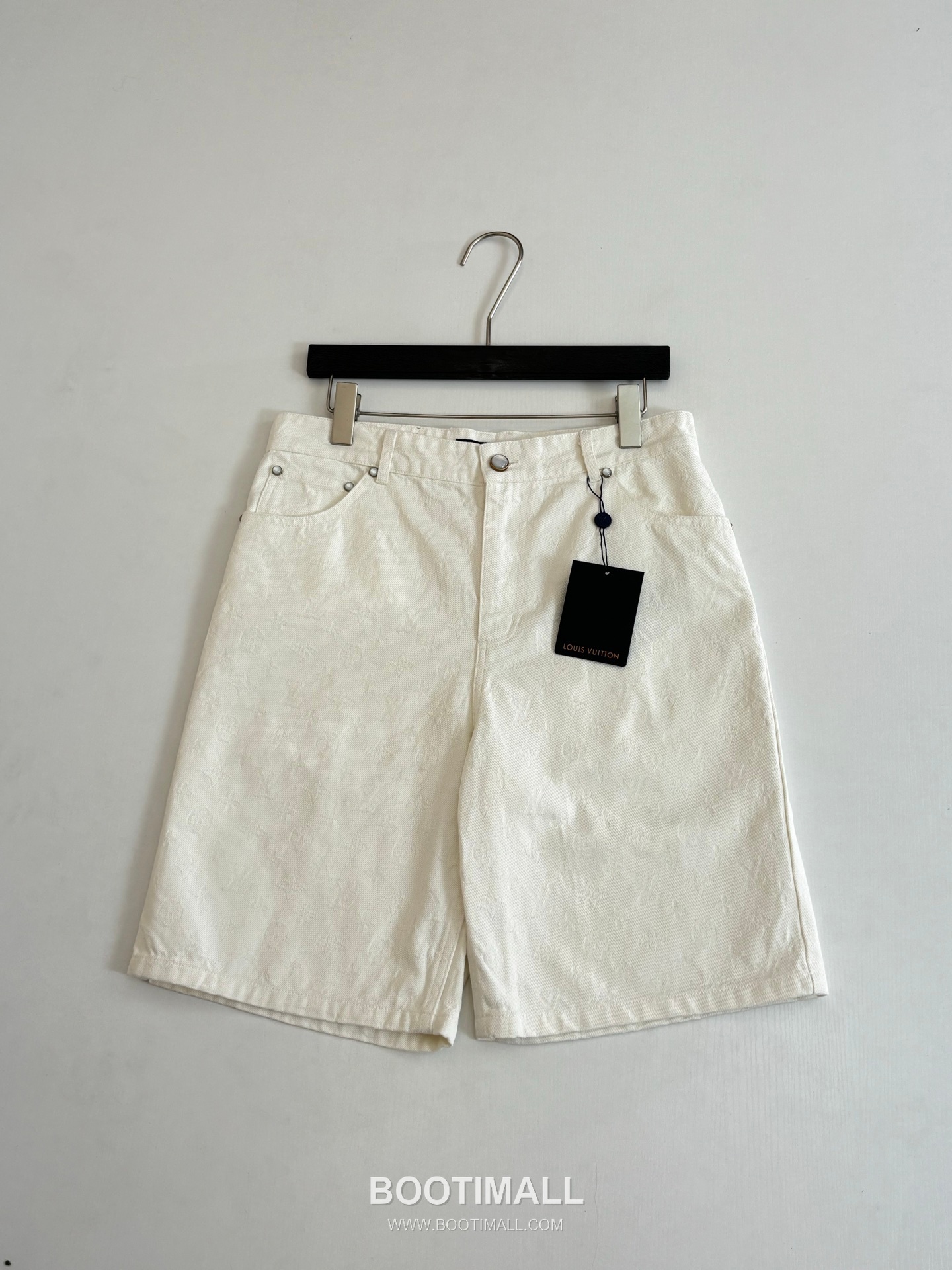 Louis Vuitton SS26 Monogram Jacquard Denim Shorts 루이비통 SS26 모노그램 자카드 데님 쇼츠 3