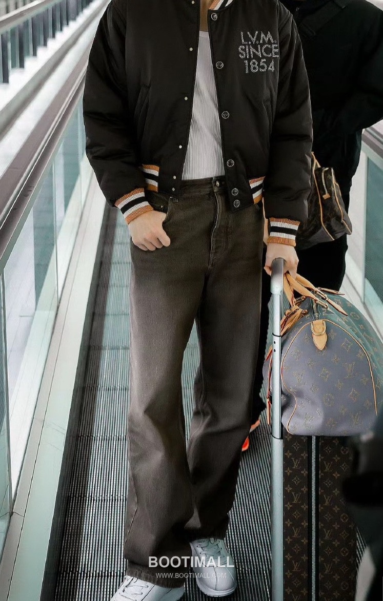 Louis Vuitton SS26 Skate Washed Denim Pants 루이비통 SS26 스케이트 샌드워싱 데님 팬츠 4