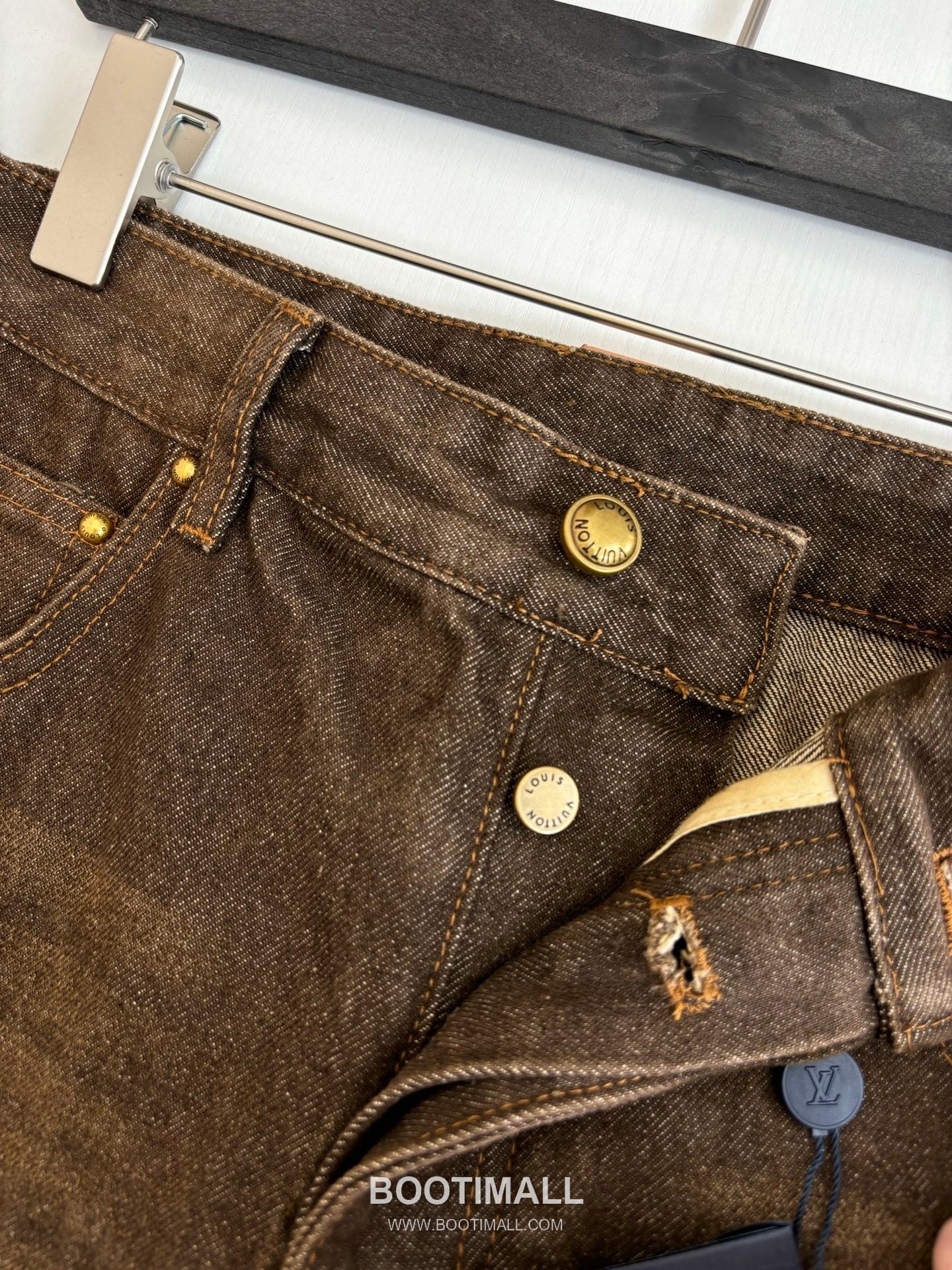 Louis Vuitton SS26 Skate Washed Denim Pants 루이비통 SS26 스케이트 샌드워싱 데님 팬츠 13