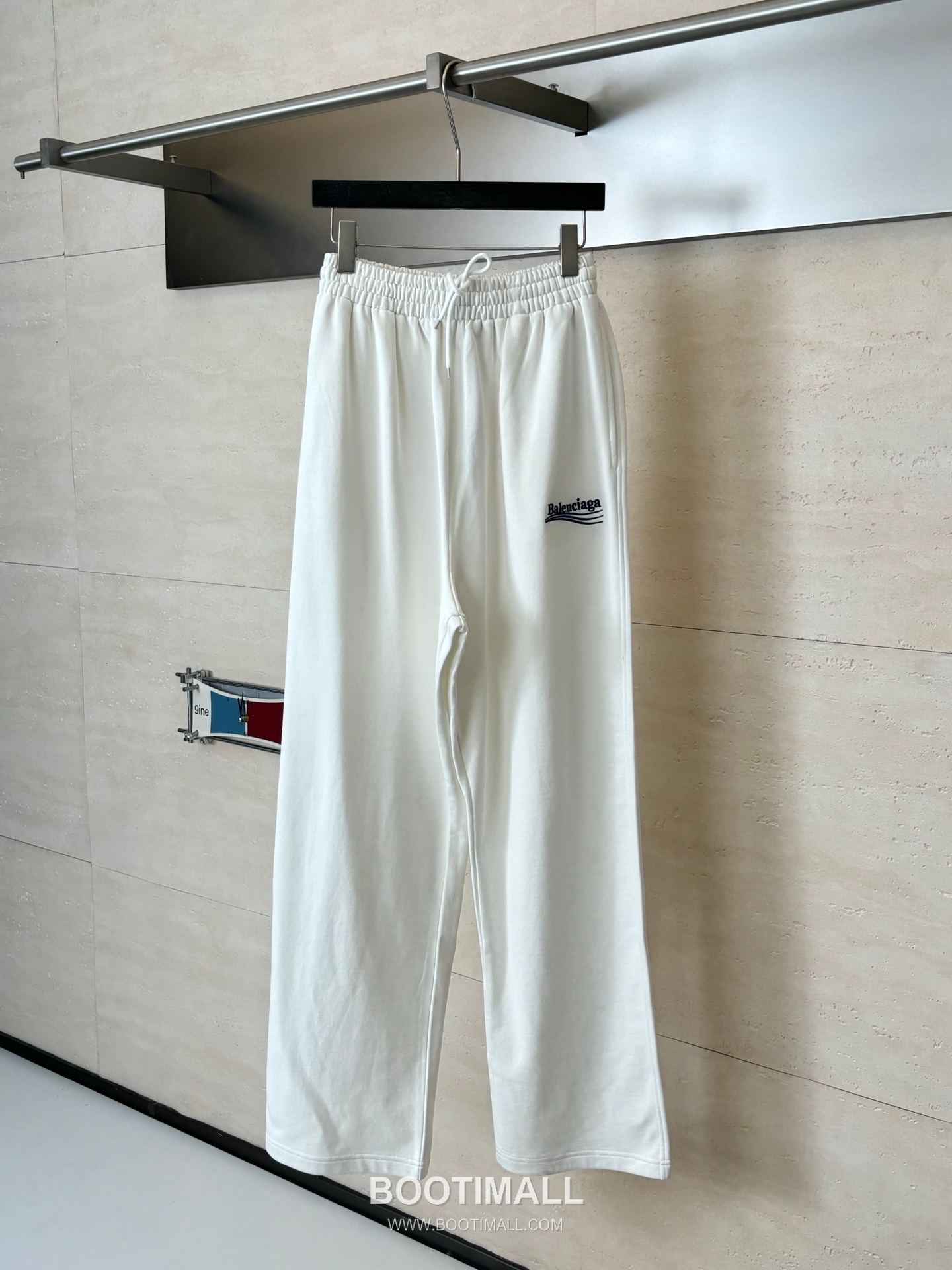 Balenciaga Cola Wave Logo Embroidered Cotton Sweatpants 발렌시아가 콜라 웨이브 로고 자수 코튼 스웨트 팬츠 1