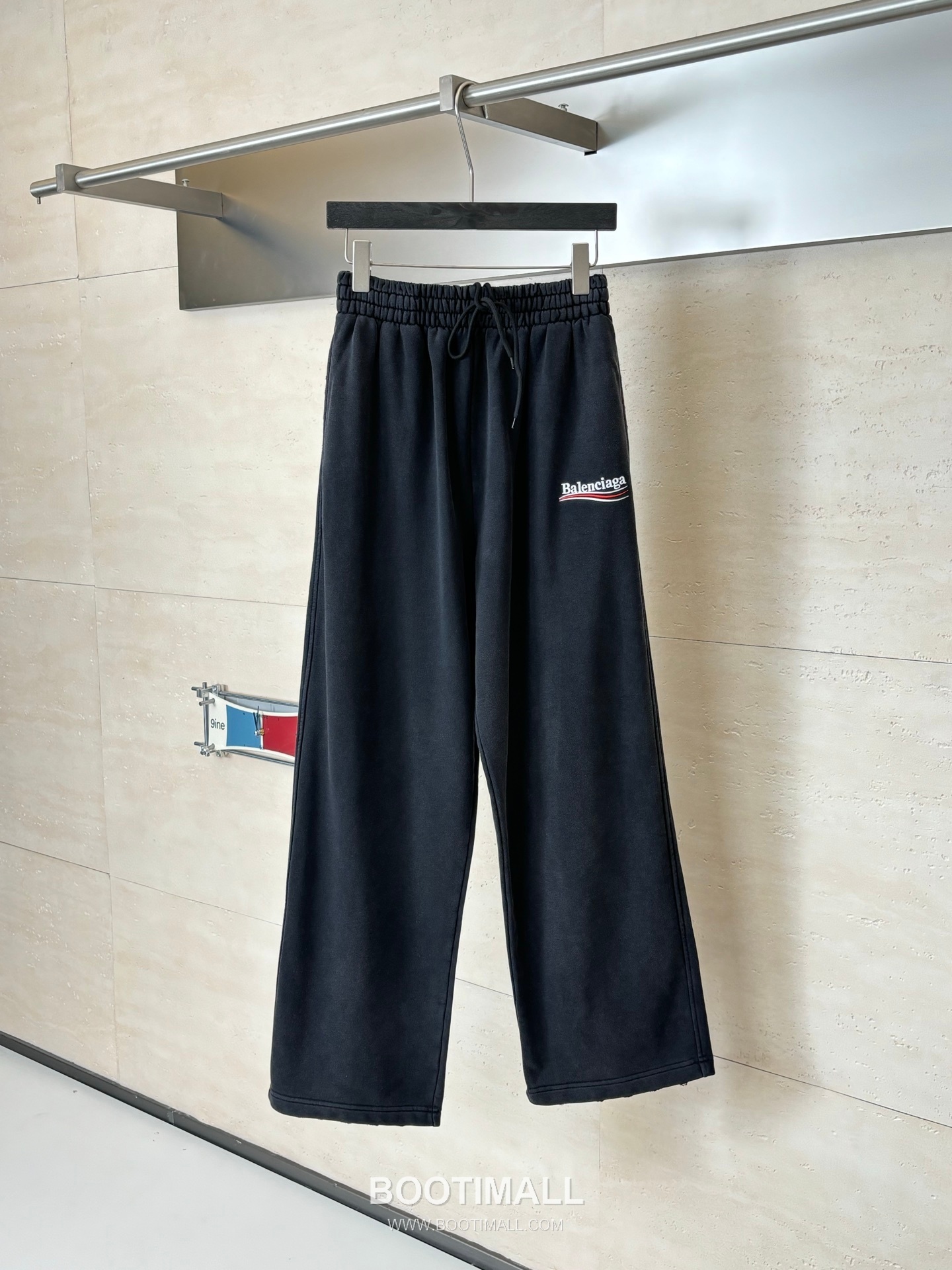 Balenciaga Cola Wave Logo Embroidered Cotton Sweatpants 발렌시아가 콜라 웨이브 로고 자수 코튼 스웨트 팬츠 1