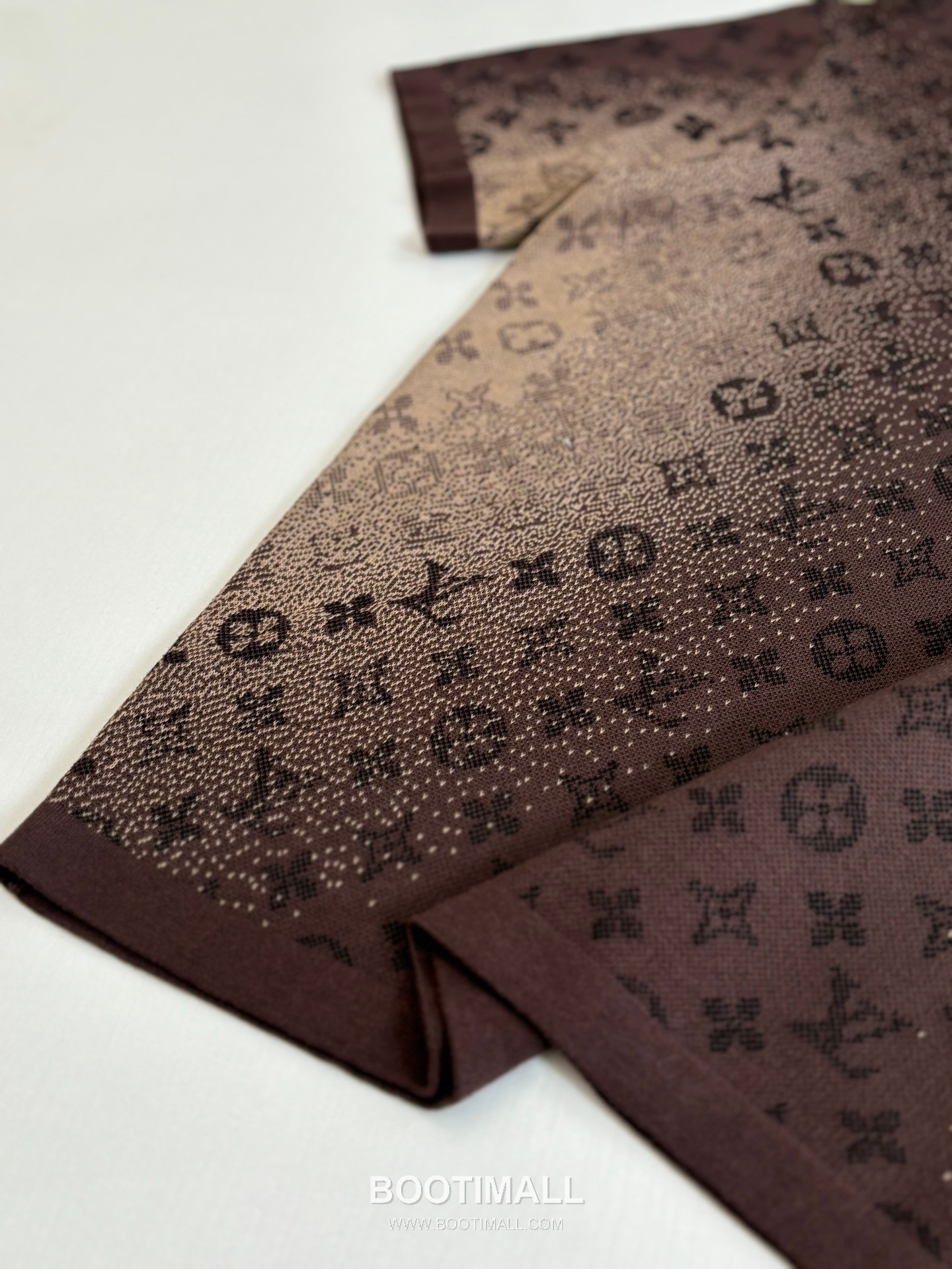 Louis Vuitton SS26 Gradient Monogram Jacquard Knit Short Sleeve T-Shirt 루이비통 SS26 그라데이션 모노그램 자카드 니트 반팔 티셔츠 10